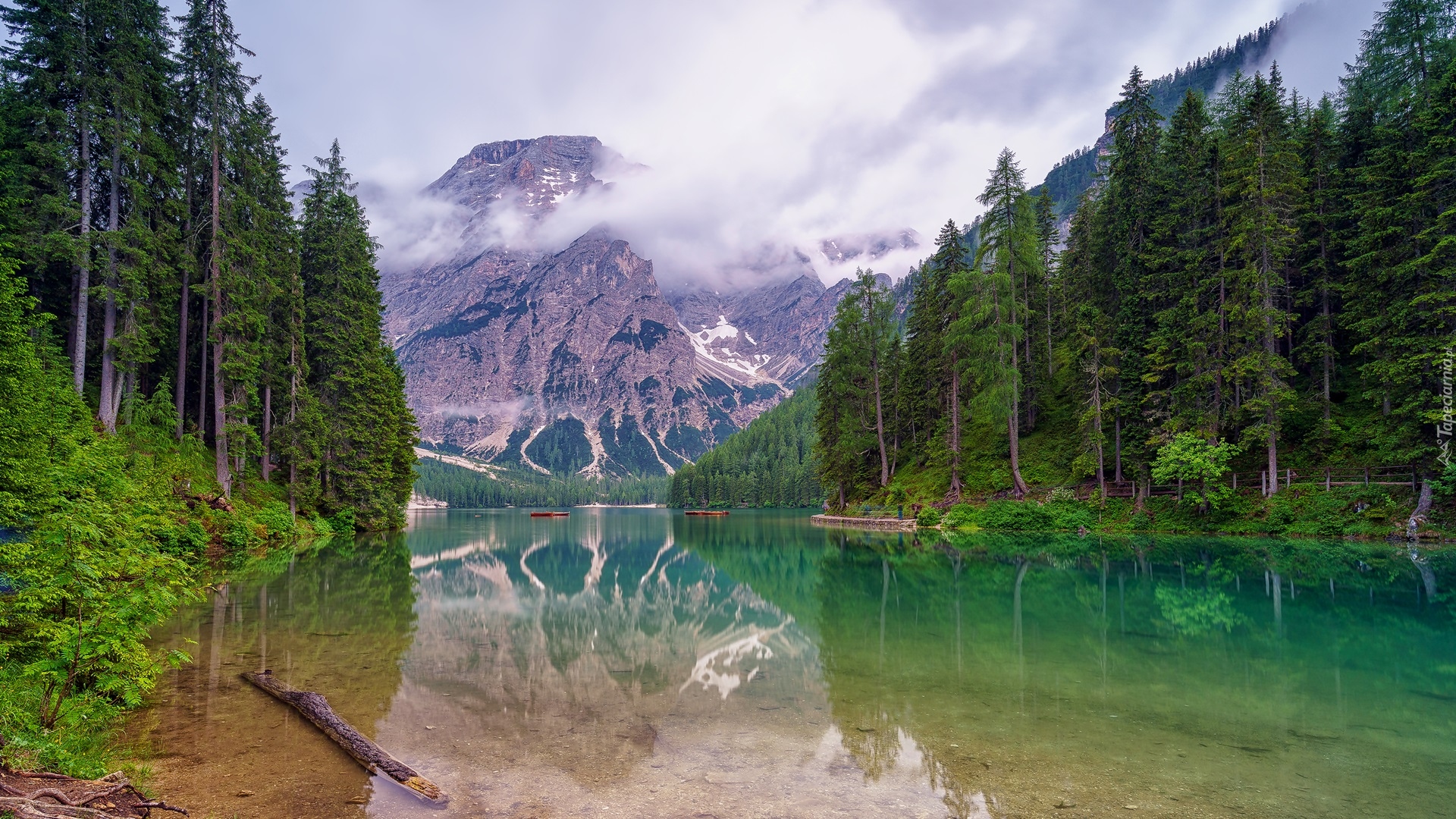 Jezioro Pragser Wildsee, Lago di Braies, Park przyrody, Fanes Sennes Prags, Góry, Dolomity, Drzewa, Pomost, Łódki, Chmury, Odbicie, Włochy