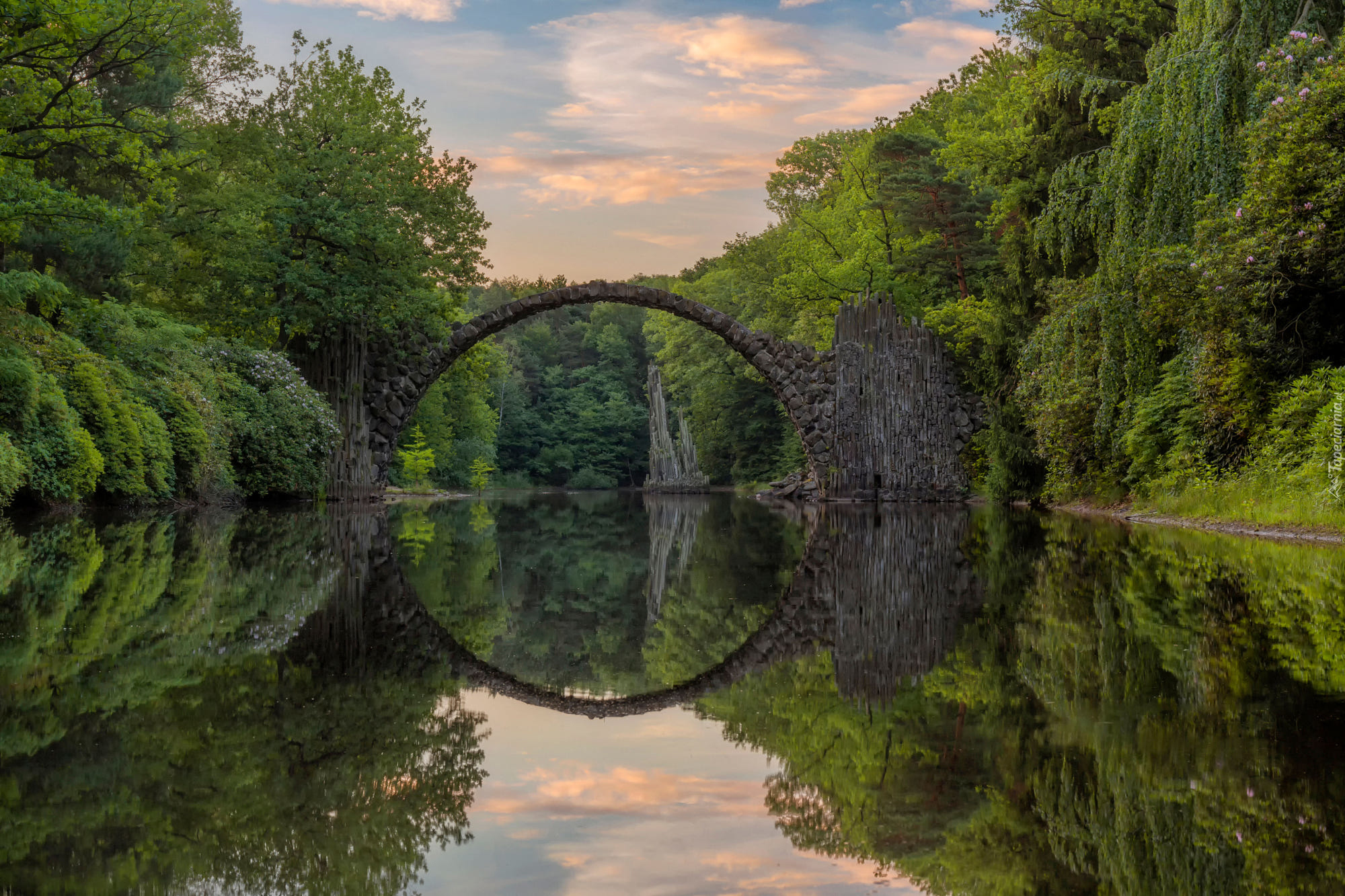 Niemcy, Saksonia, Park Rododendronów Kromlau, Kamienny, Most łukowy, Jezioro Rakotz, Drzewa, Odbicie