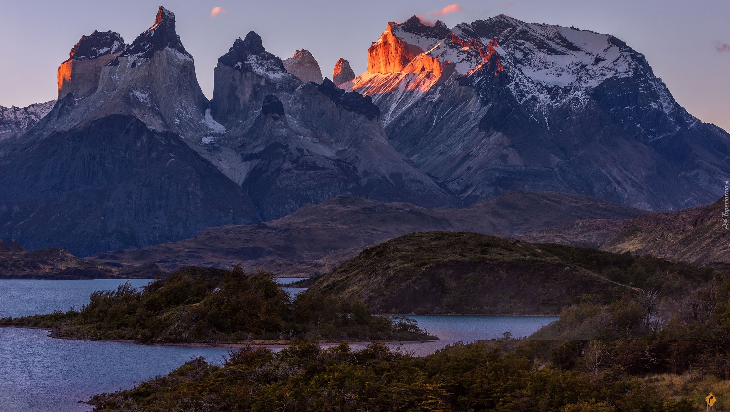 Park Narodowy Torres del Paine, Góry Cordillera del Paine, Masyw Torres del Paine, Jezioro, Patagonia, Chile