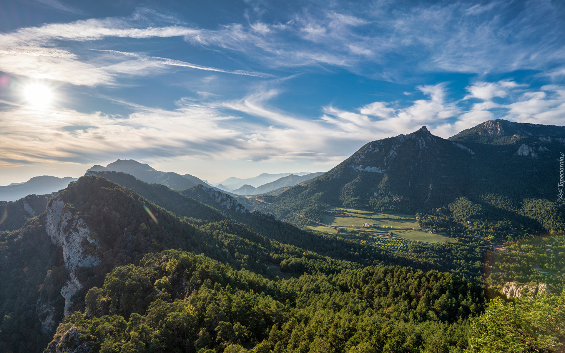 Hiszpania, Katalonia, Góry, Serra de Queralt, Berga, Lasy, Drzewa, Niebo, Chmury, Dolina, Słoneczny, Dzień