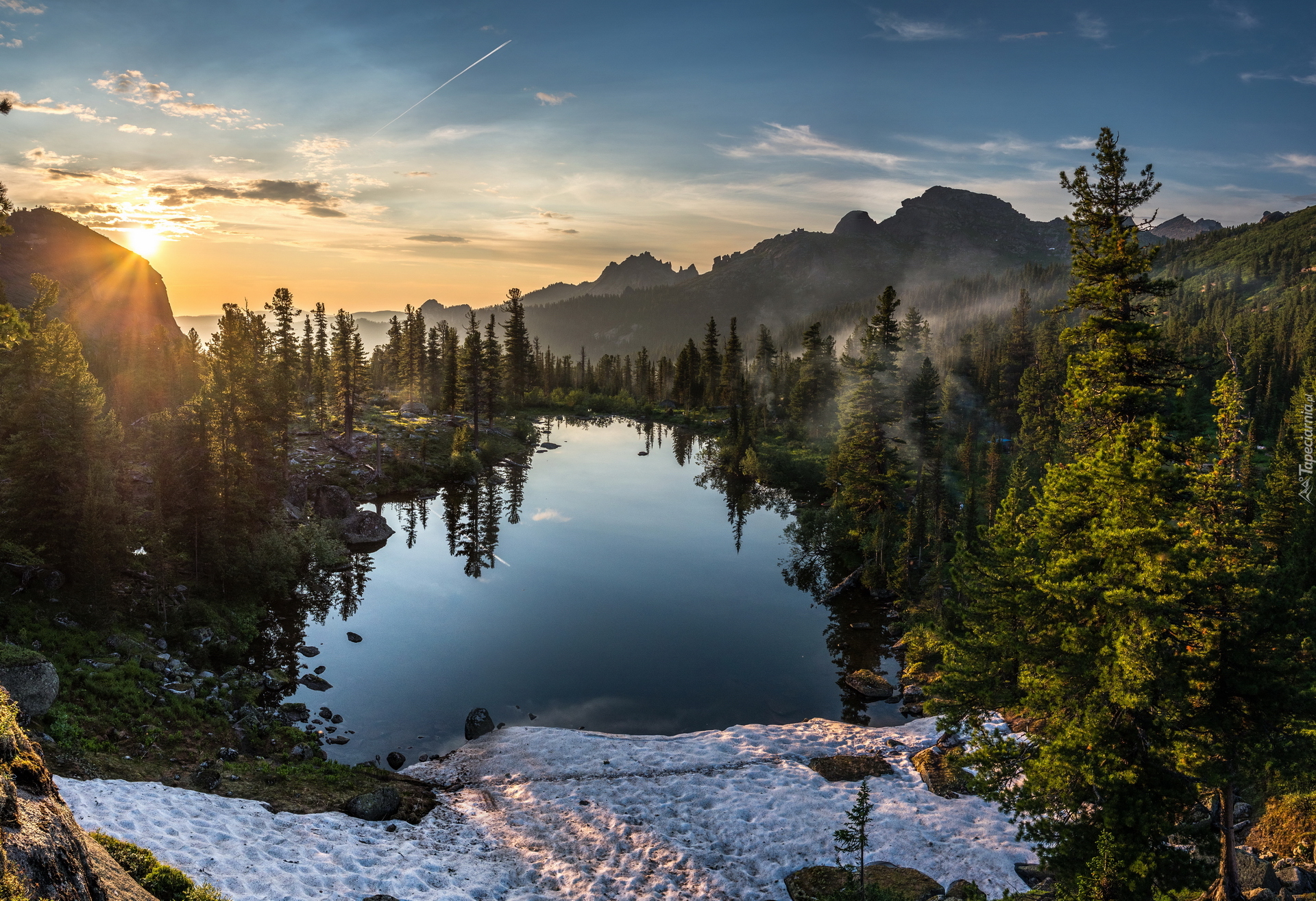 Jezioro Lazurnoye, Drzewa, Góry Ergaki, Pasmo Western Sayan, Zachód słońca, Park przyrody Ergaki, Syberia, Rosja