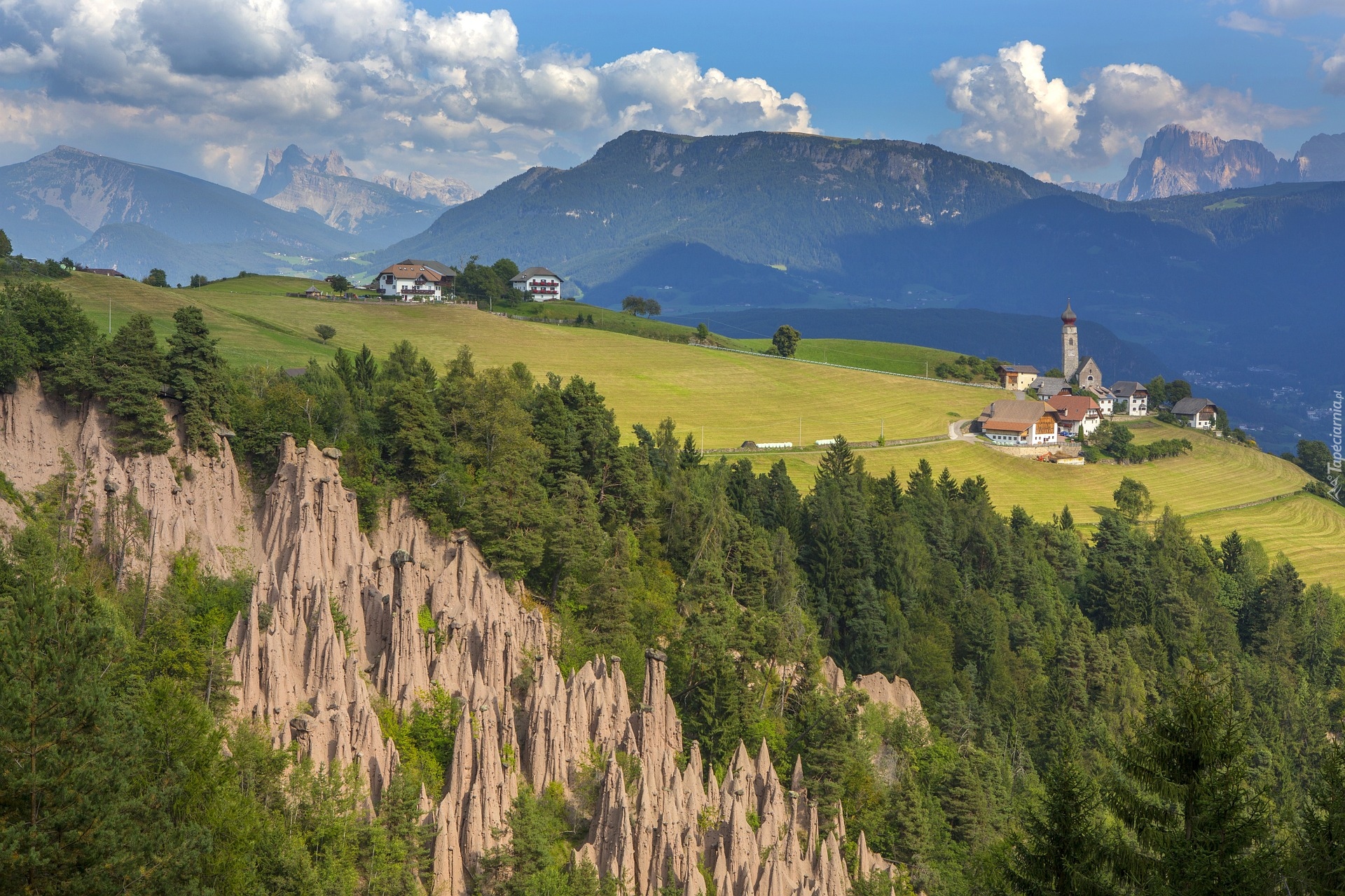 Piramidy ziemne, Ritten, Góry, Alpy, Drzewa, Domy, Kościół, Południowy Tyrol, Włochy