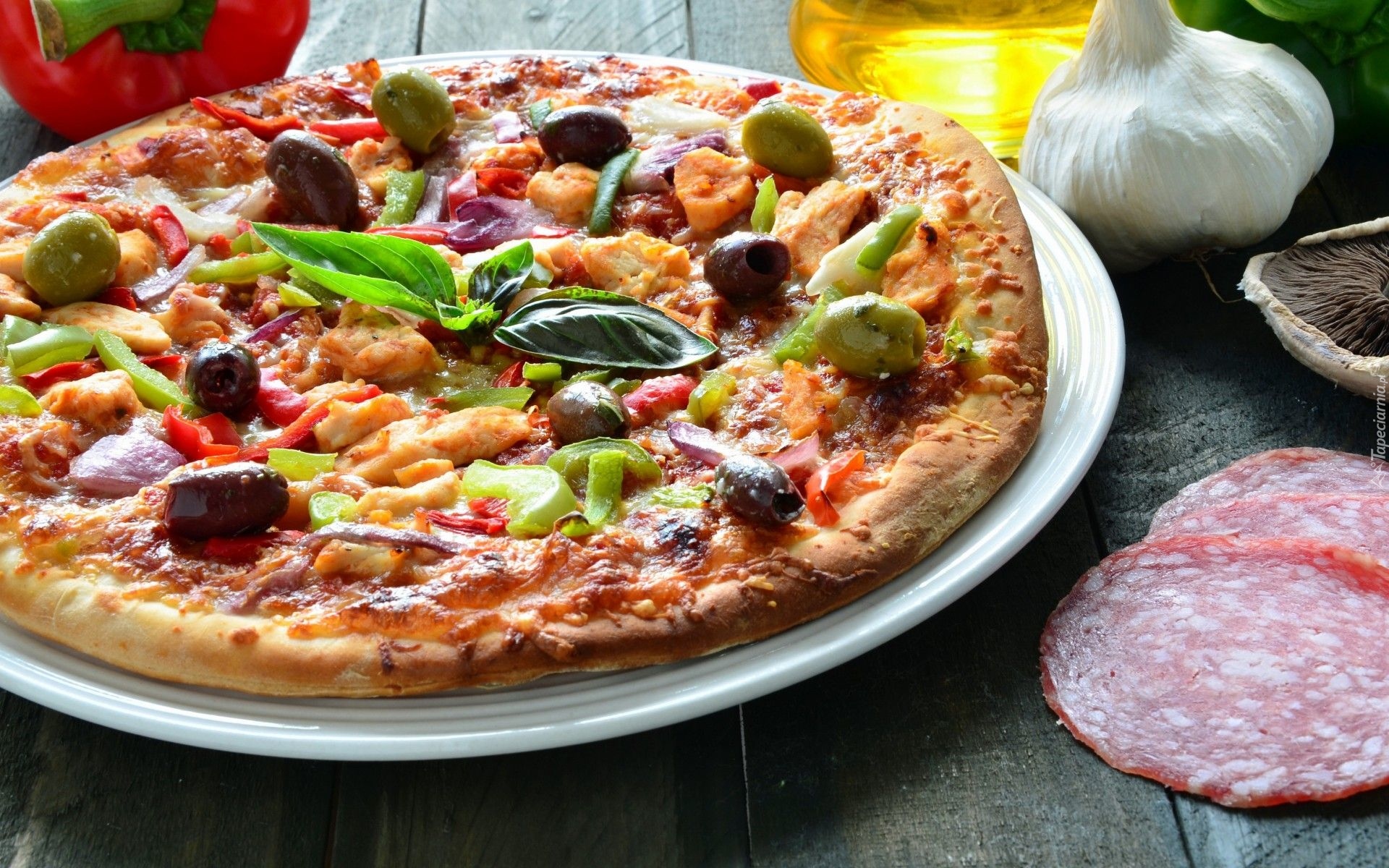 Pizza, Kiełbasa, Oliwki, Pomidory, Czosnek