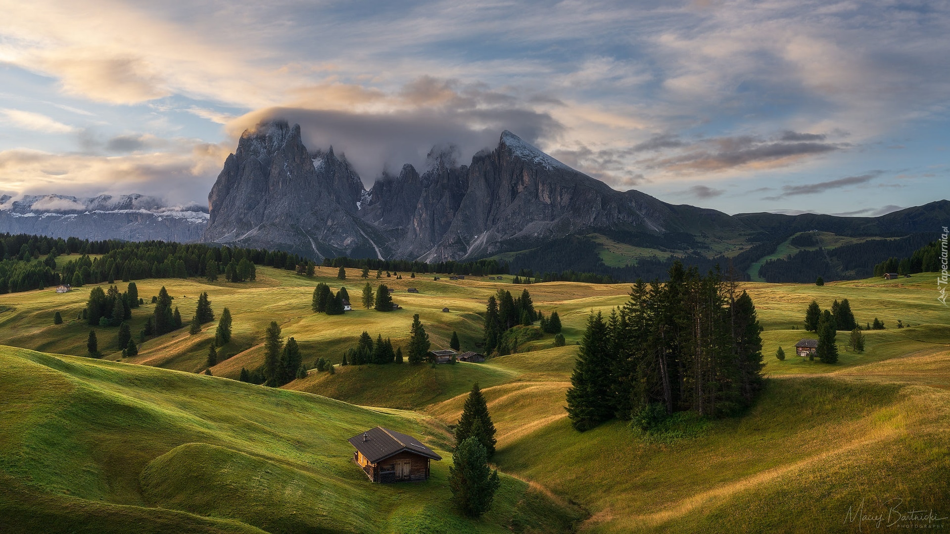 Dolomity, Góry, Sassolungo, Płaskowyż, Seiser Alm, Dolina, Val Gardena, Drzewa, Drewniane, Domki, Chmury, Włochy