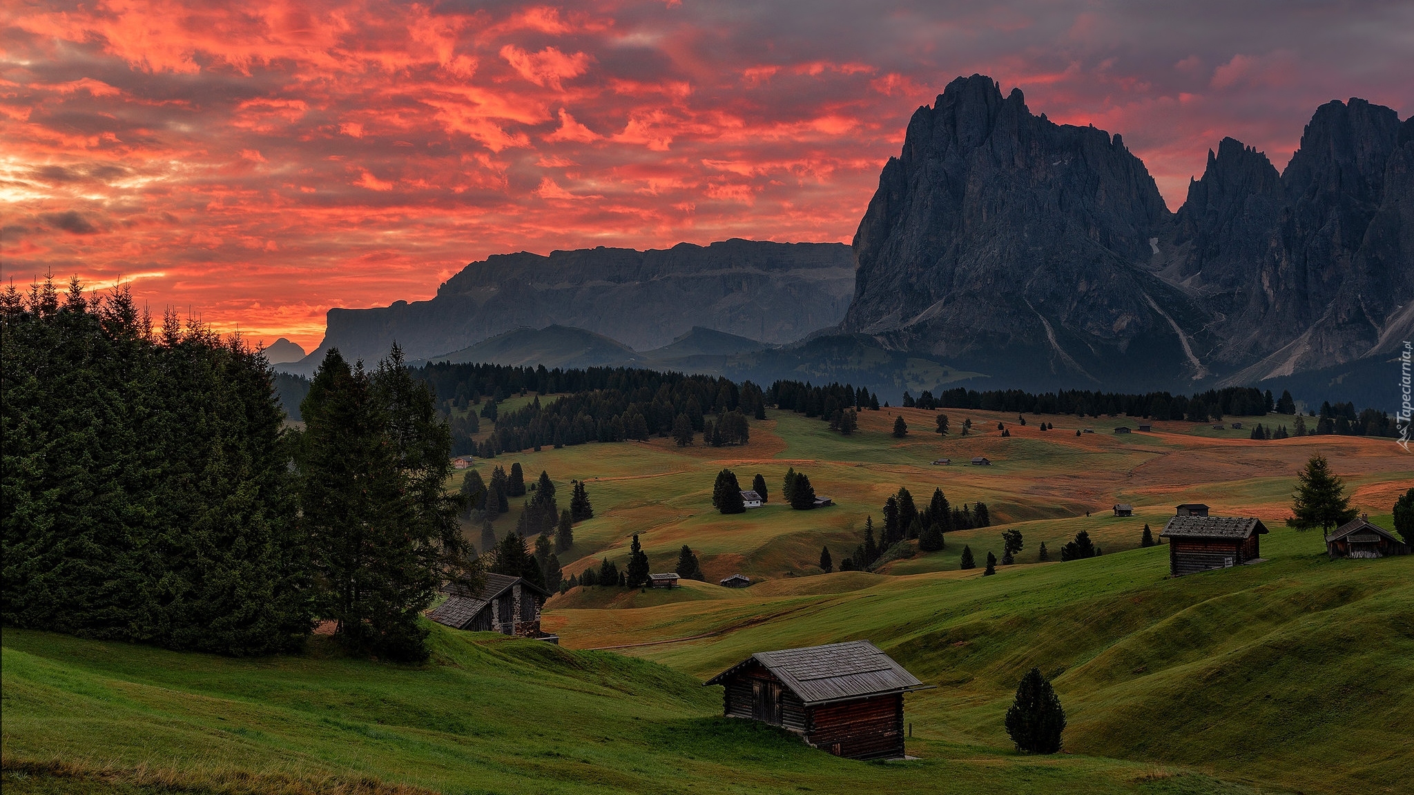 Góry, Dolomity, Dolina, Val Gardena, Domy, Drzewa, Czerwone, Niebo, Płaskowyż Seiser Alm, Włochy