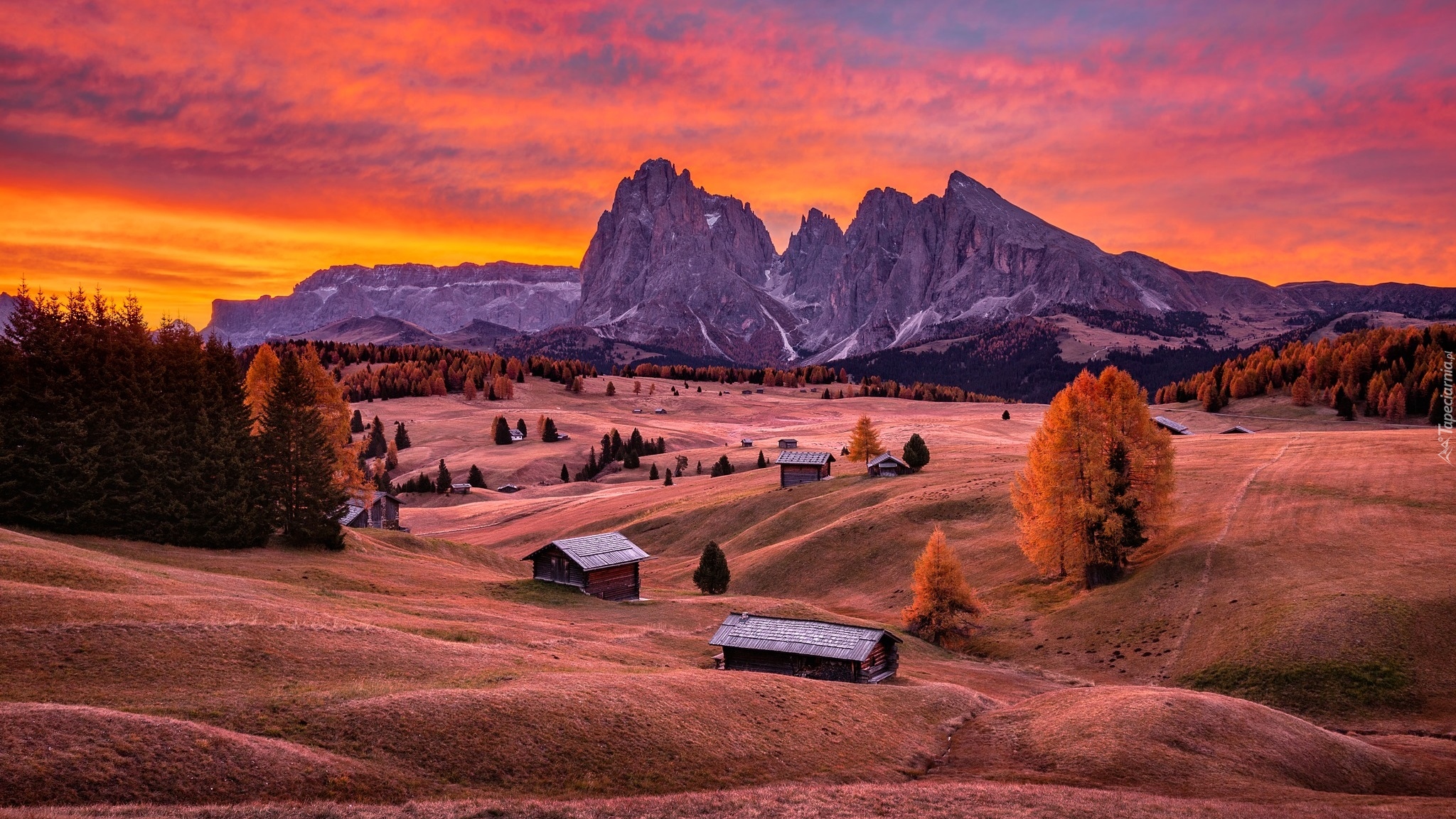 Dolomity, Góry, Sassolungo, Płaskowyż Seiser Alm, Dolina, Val Gardena, Drzewa, Drewniane, Domy, Zachód słońca, Chmury, Włochy