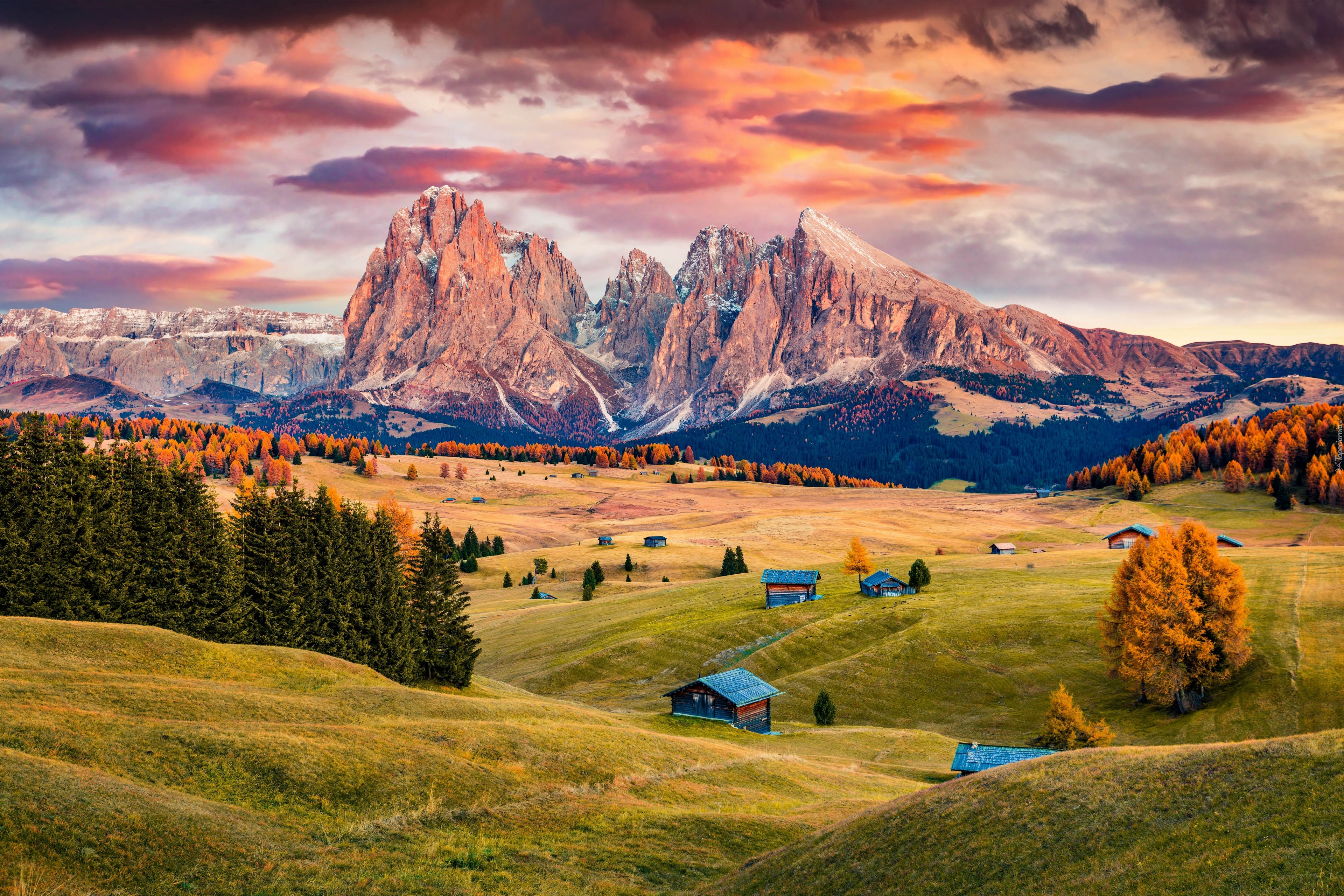 Góry Sassolungo, Dolomity, Płaskowyż Seiser Alm, Dolina Val Gardena, Wzgórza, Domy, Drzewa, Chmury, Zachód słońca, Włochy