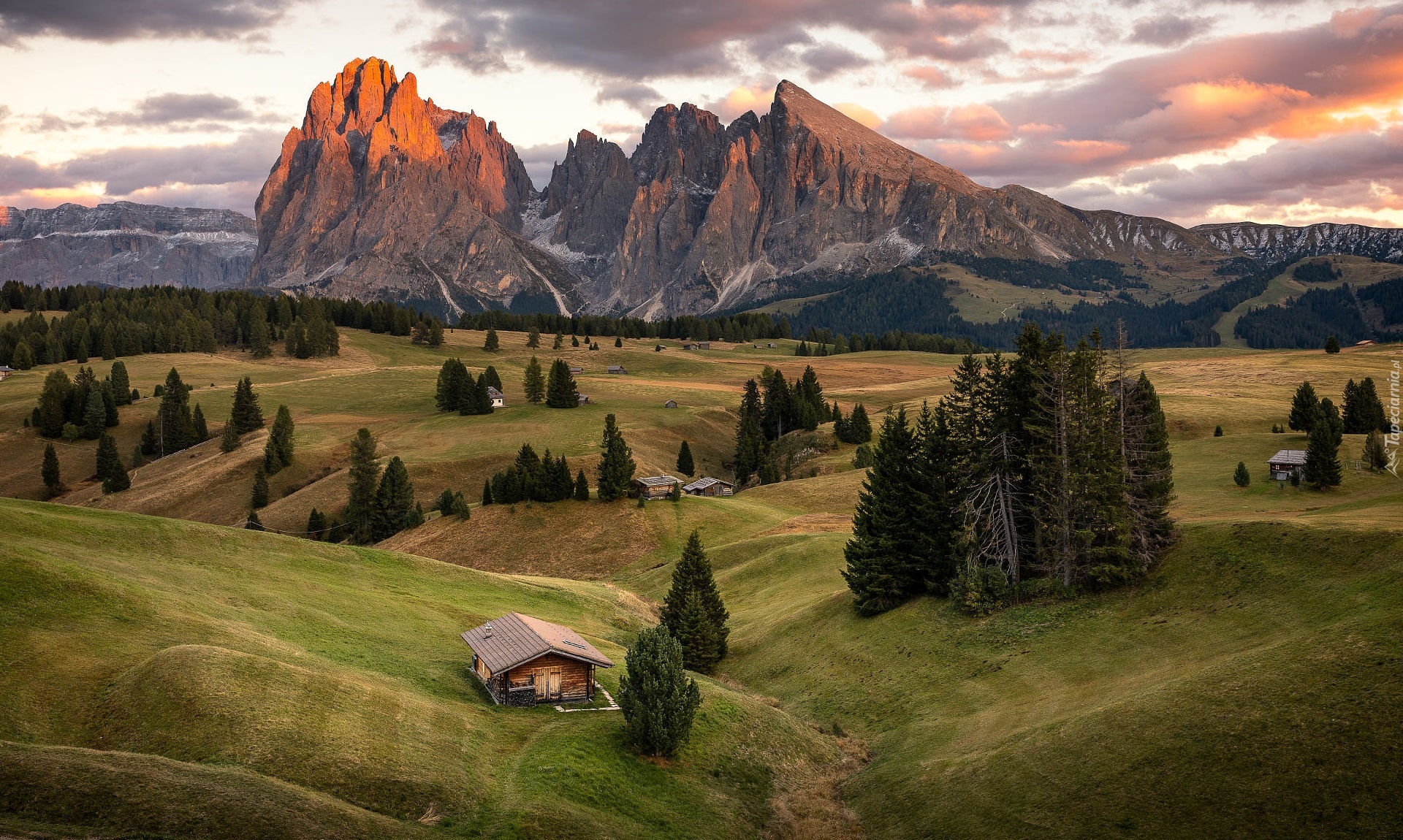 Dolomity, Góry, Sassolungo, Drewniane, Domki, Drzewa, Chmury, Płaskowyż, Seiser Alm, Dolina, Val Gardena, Włochy