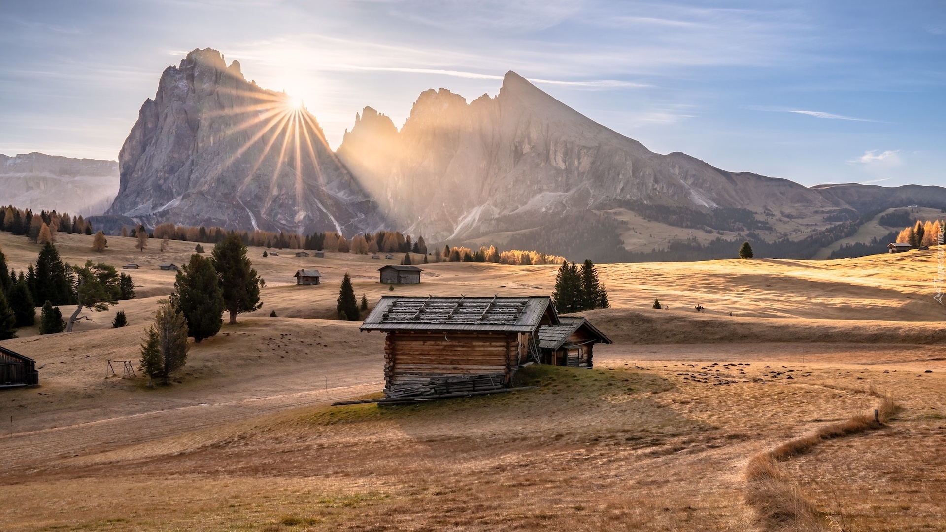 Włochy, Południowy Tyrol, Góry, Dolomity, Seiser Alm, Jesień, Dom, Drzewa, Promienie słońca