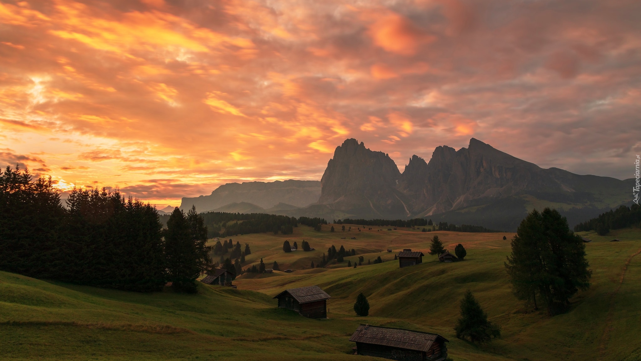 Góry, Dolomity, Płaskowyż Seiser Alm, Dolina, Val Gardena, Drzewa, Drewniane, Domy, Zachód słońca, Chmury, Włochy