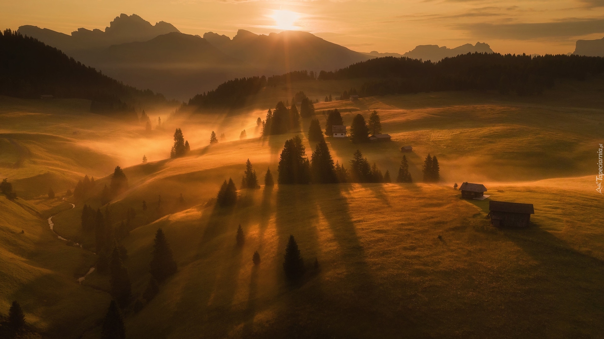 Płaskowyż Seiser Alm, Góry Sassolungo, Dolomity, Wzgórza, Dolina Val Gardena, Wschód słońca, Domy, Drzewa, Jesień, Włochy