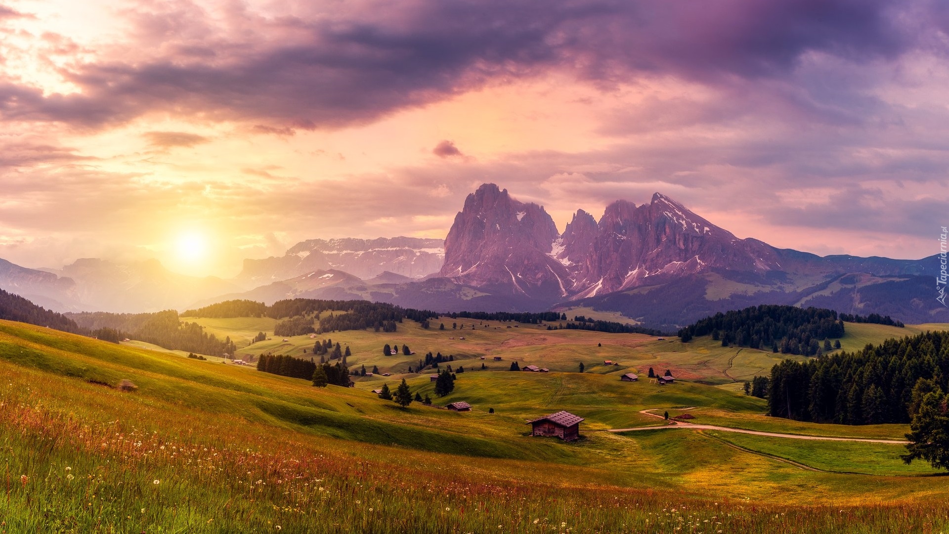 Włochy, Płaskowyż Seiser Alm, Dolina Val Gardena, Dolomity, Góry Sassolungo, Drewniane, Domki, Drzewa, Wschód słońca, Chmury