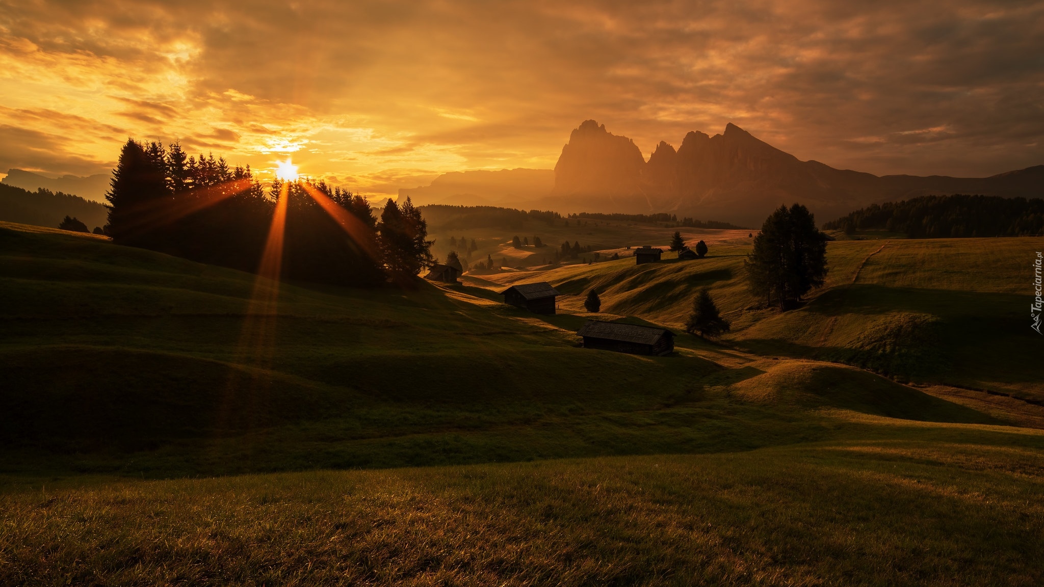 Góry, Dolomity, Płaskowyż Seiser Alm, Dolina, Val Gardena, Drzewa, Drewniane, Domy, Promienie słońca, Chmury, Włochy