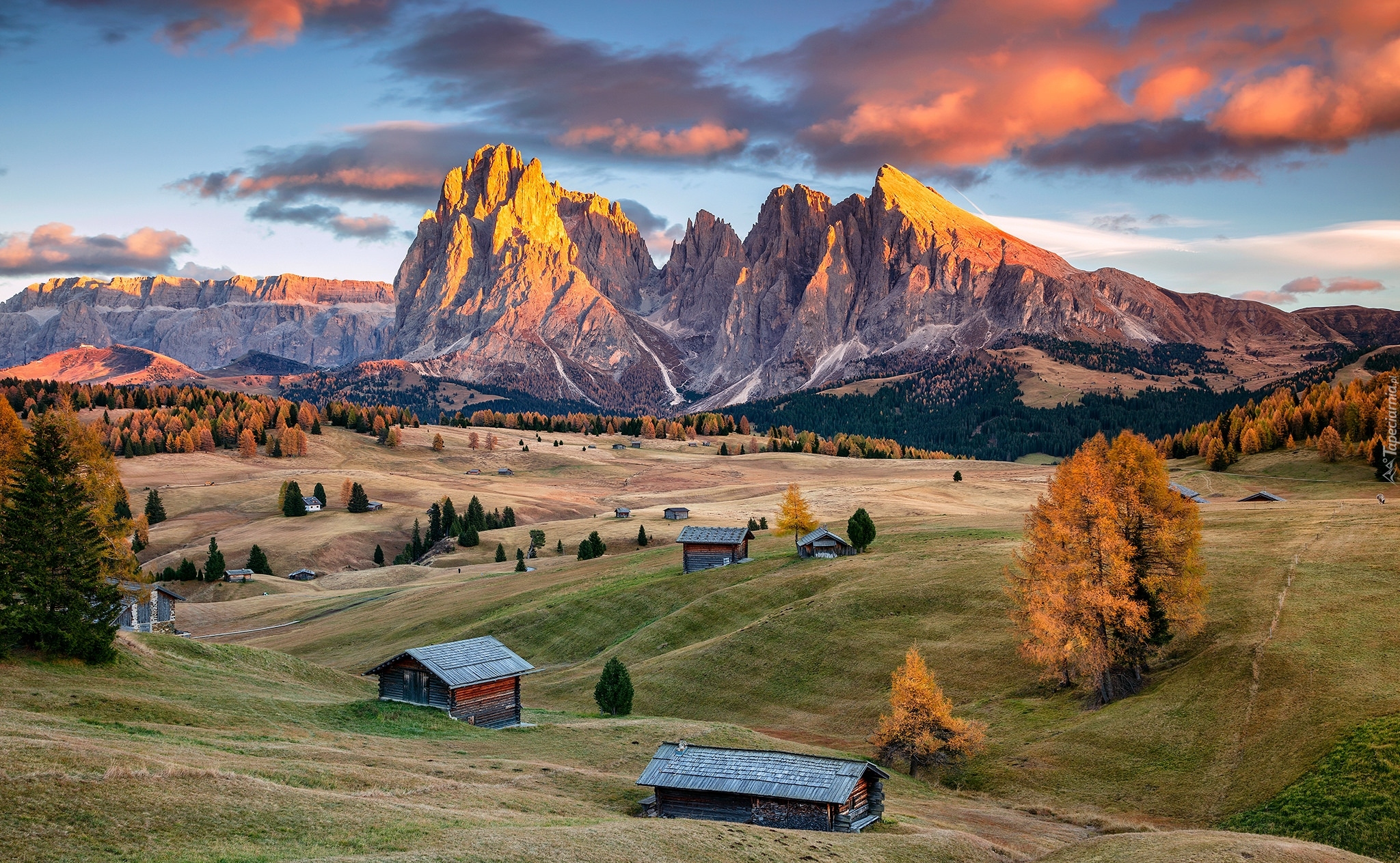 Włochy, Płaskowyż Seiser Alm, Dolina Val Gardena, Góry Sassolungo, Dolomity, Domy, Drzewa, Chmury