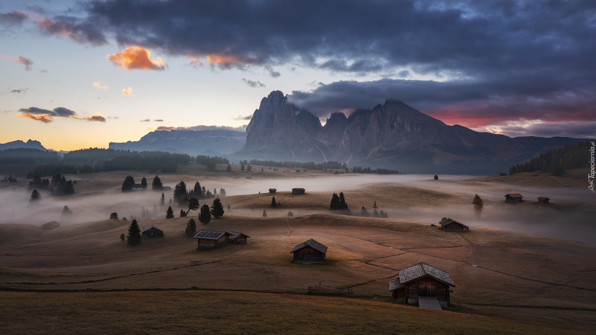 Mgła, Góry Sassolungo, Dolomity, Drewniane, Domki, Płaskowyż Seiser Alm, Dolina Val Gardena, Włochy