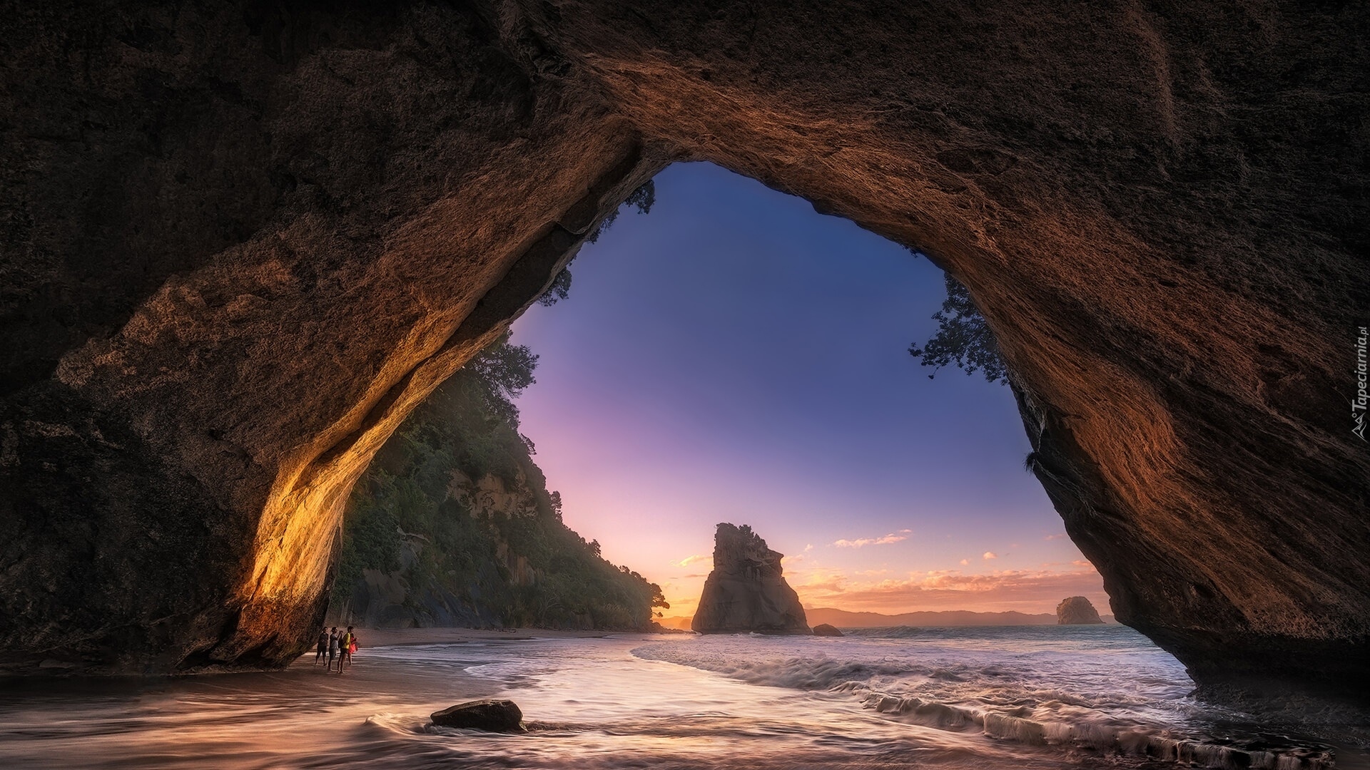 Cathedral Cove, Jaskinia, Zachód słońca, Morze, Skały, Półwysep Coromandel, Region Waikato, Nowa Zelandia