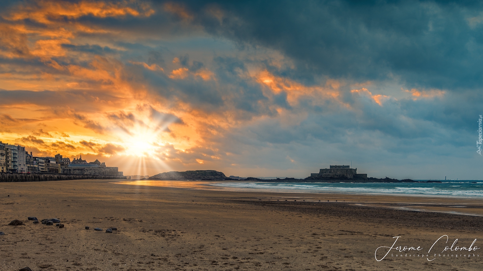 Francja, Bretania, Gmina Saint Malo, Plaża, Domy, Fort National, Morze, Chmury, Promienie słońca
