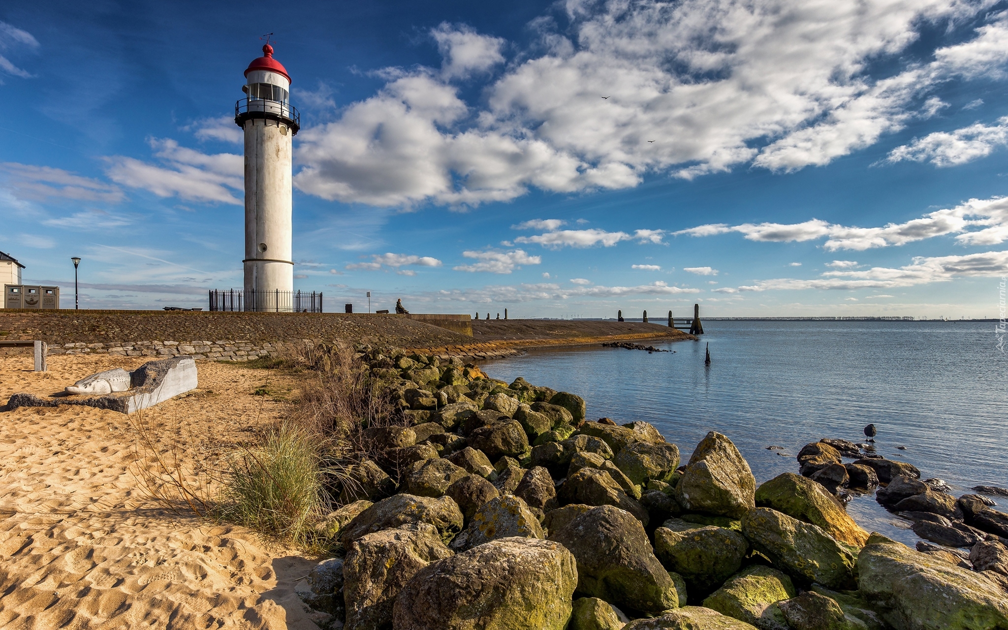 Holandia, Hellevoetsluis, Wybrzeże, Latarnia morska, Kamienie, Chmury