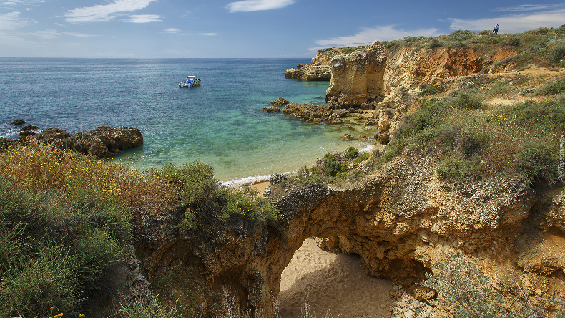 Portugalia, Wybrzeże, Region Algarve, Plaża Praia dos Arrifes, Klify, Skały, Roślinność, Morze, Motorówka