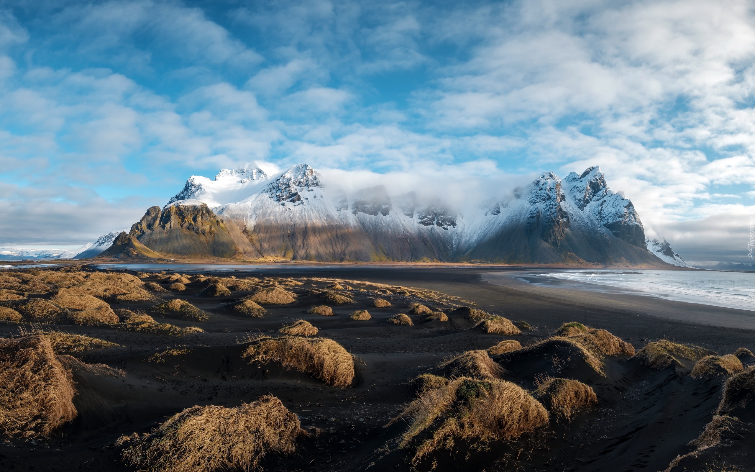 Islandia, Góra Vestrahorn, Plaża Stokksnes, Góry, Chmury, Mgła, Kępy, Trawa
