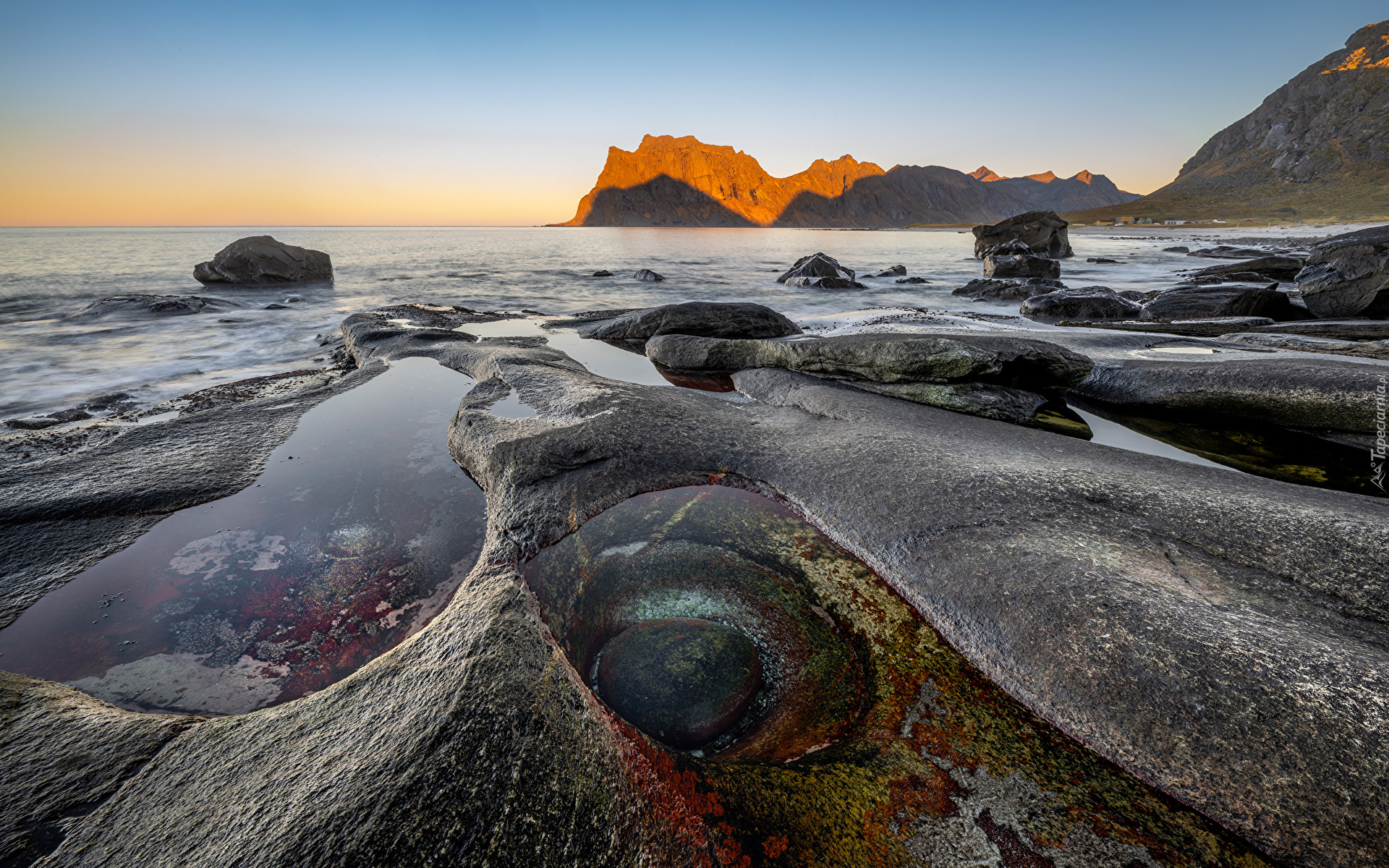 Norwegia, Lofoty, Góry, Skały, Głazy, Kamienie, Morze, Niebo, Chmury, Zachód słońca, Uttakleiv Beach