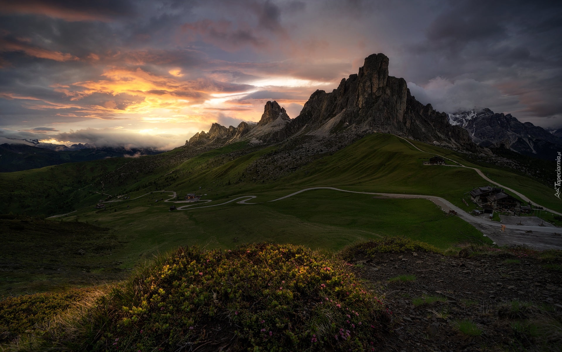 Dolomity, Przełęcz, Passo di Giau, Góry, Wzgórza, Kręta, Droga, Łąka, Zachód słońca, Chmury, Prowincja Belluno, Włochy