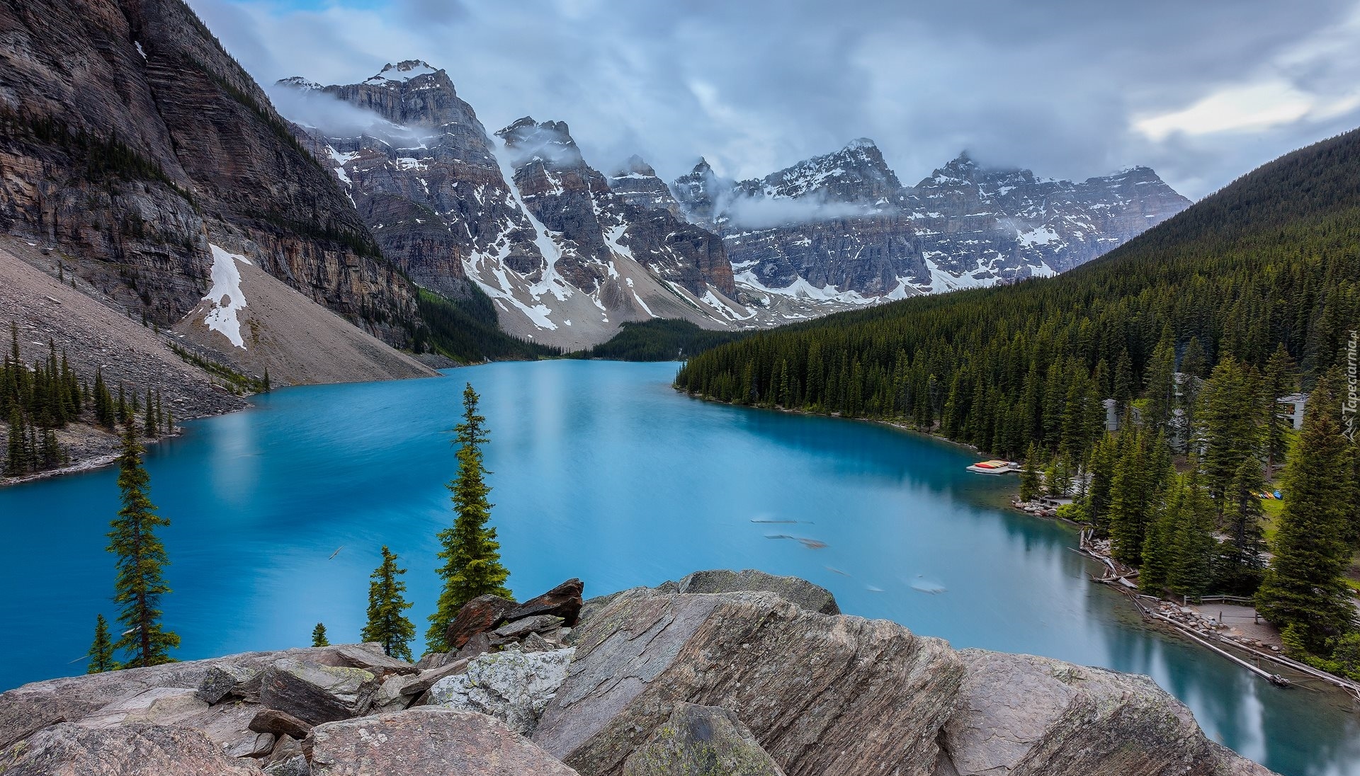 Kanada, Prowincja Alberta, Park Narodowy Banff, Jezioro Moraine, Kamienie, Drzewa, Chmury, Świerki