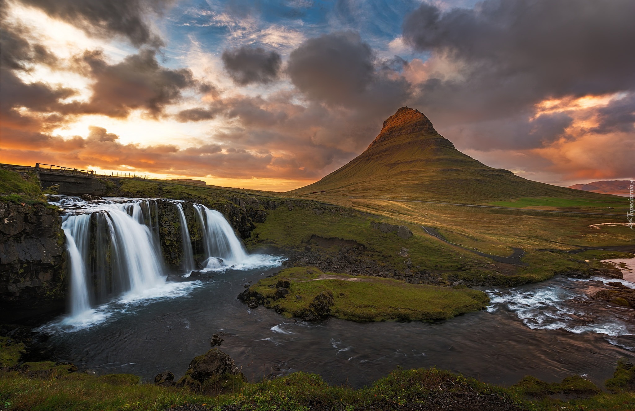 Islandia, Półwysep Snæfellsnes, Góra Kirkjufell, Wodospad Kirkjufellsfoss, Chmury