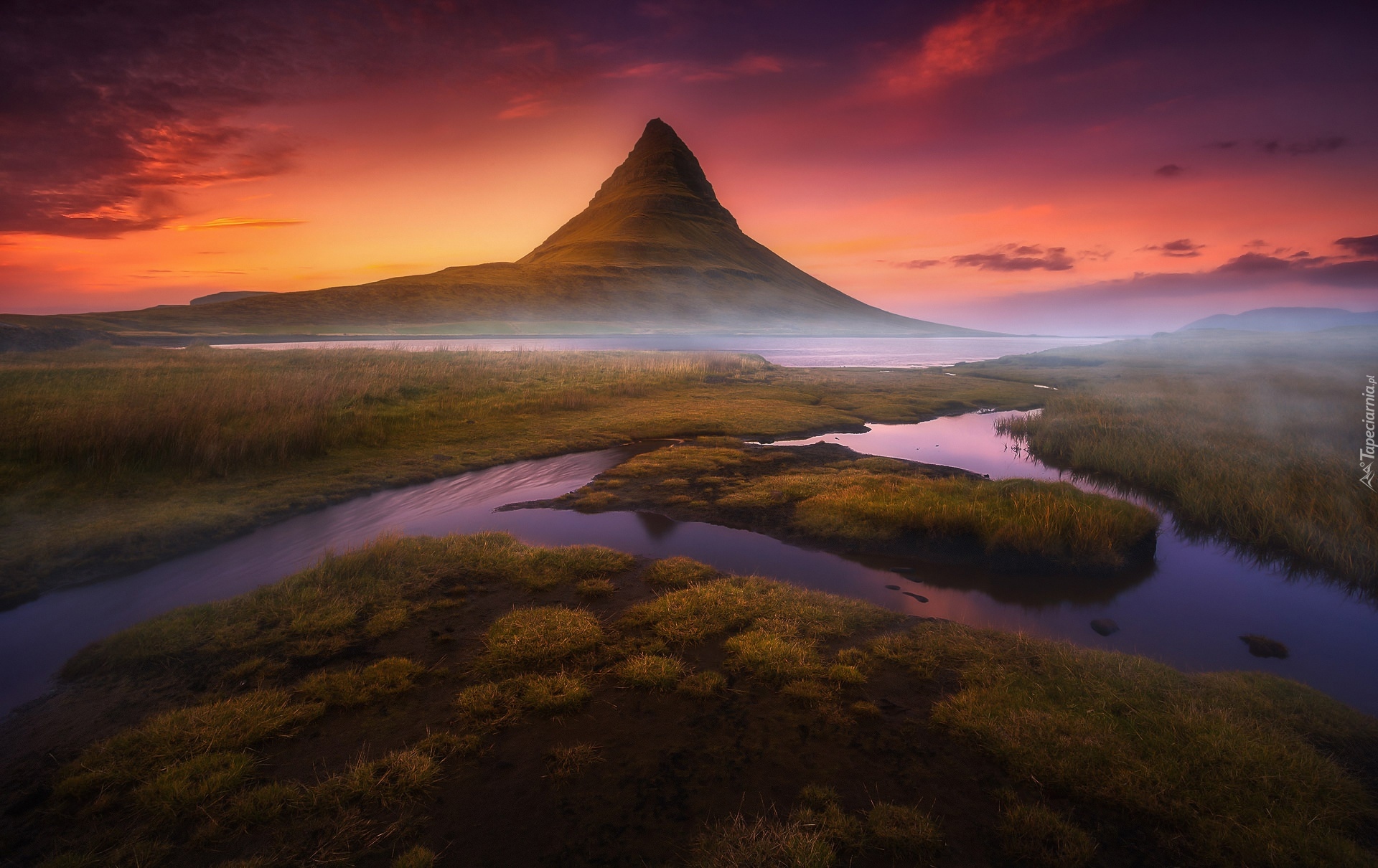 Islandia, Półwysep Snæfellsnes, Góra Kirkjufell, Zachód Słońca, Mgła, Rozlewisko