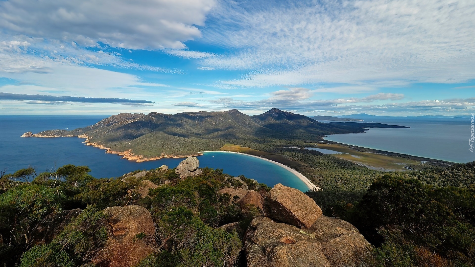 Morze, Zatoka, Wineglass Bay, Skały, Drzewa, Góry, Mount Graham, Park Narodowy Freycinet, Tasmania, Australia