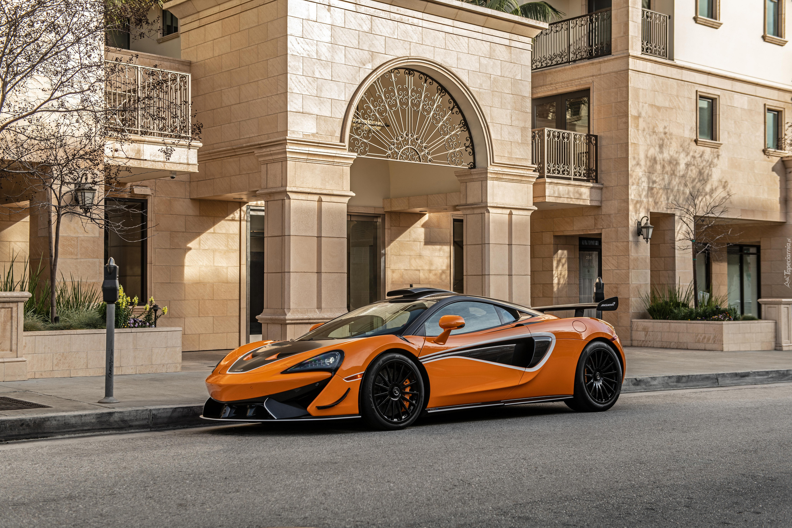 McLaren 620R, Ulica, Budynki