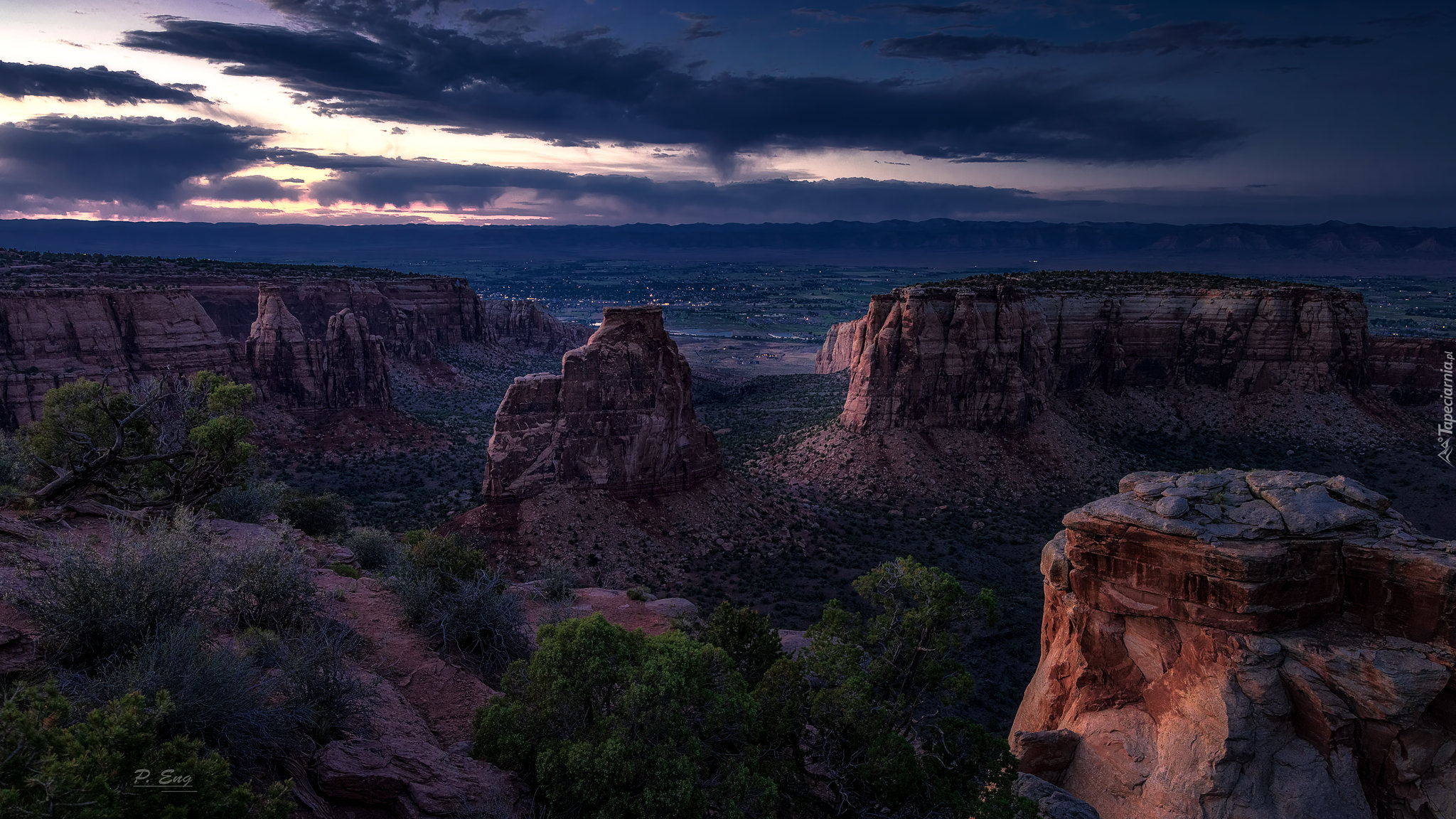 Chmury, Skały, Góry, Krzewy, Colorado National Monument, Fruita, Kolorado, Stany Zjednoczone