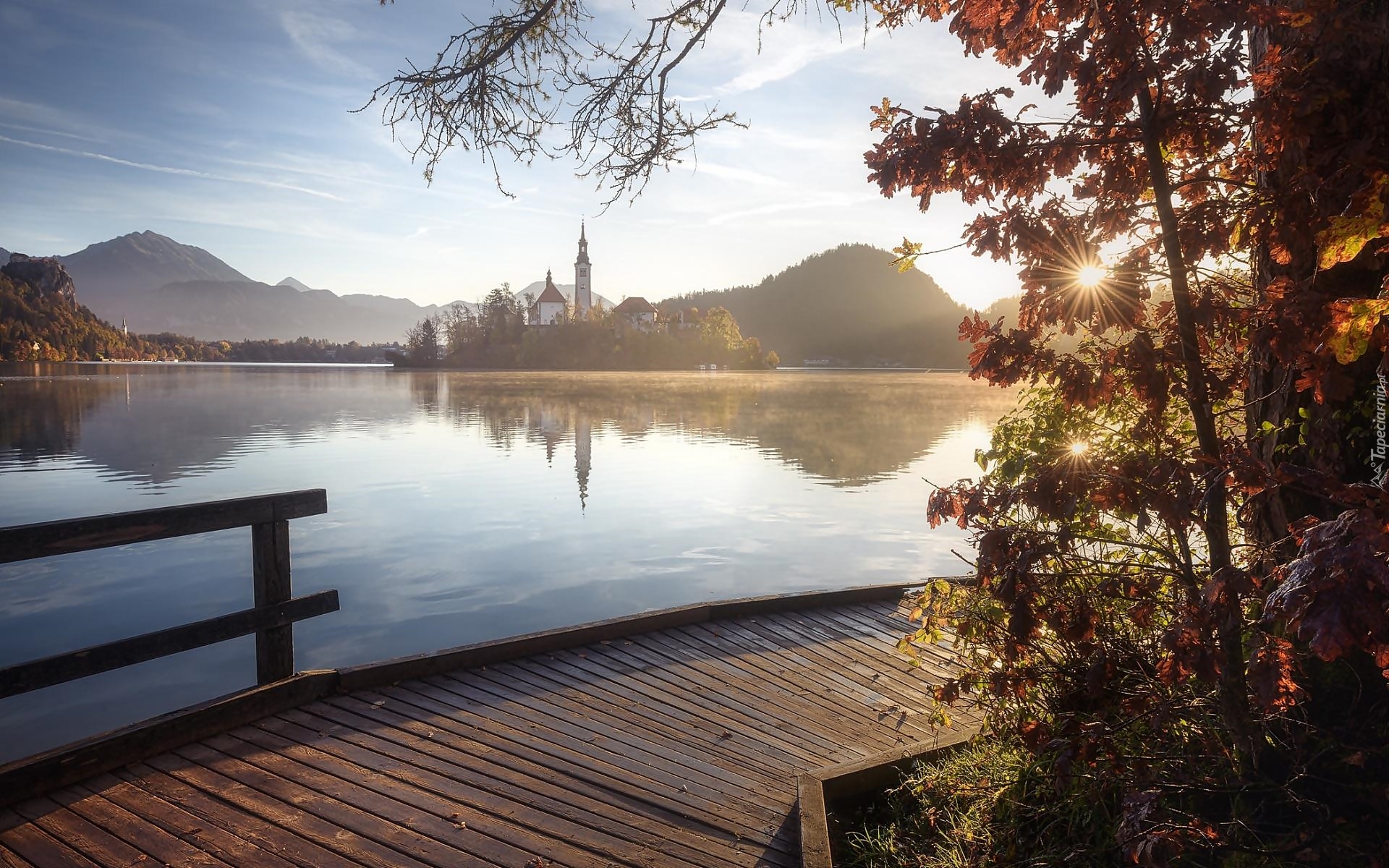 Słowenia, Jezioro Bled, Wyspa Blejski Otok, Kościół Zwiastowania Marii Panny, Góry Alpy Julijskie, Wschód Słońca, Pomost, Promienie słońca, Drzewa