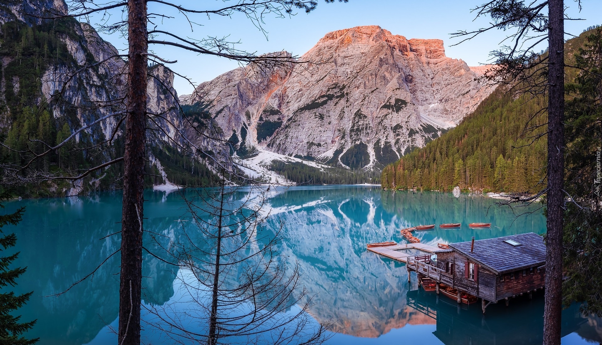 Włochy, Południowy Tyrol, Jezioro, Pragser Wildsee, Lago di Braies, Góry, Dolomity, Pomost, Łódki, Drewniany, Domek