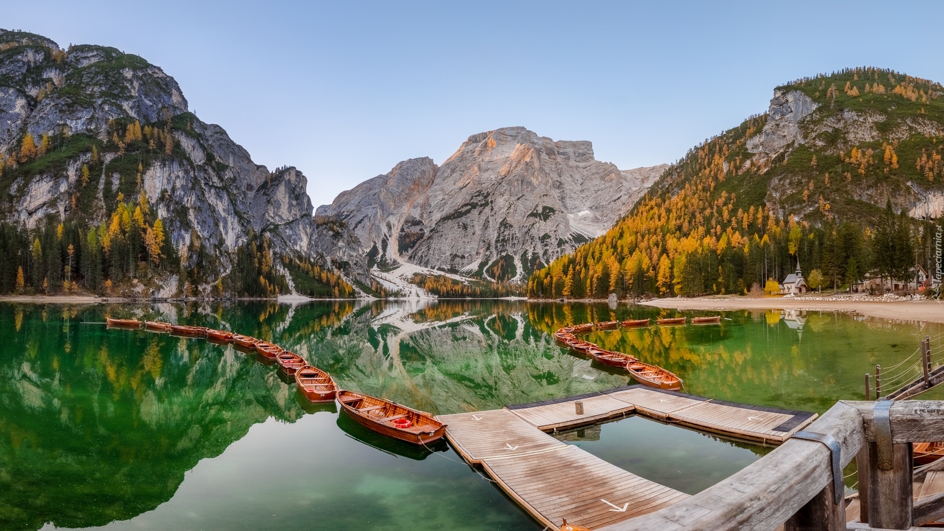 Włochy, Jezioro, Pragser Wildsee, Lago di Braies, Góry, Dolomity, Łódki, Drzewa, Jesień, Odbicie