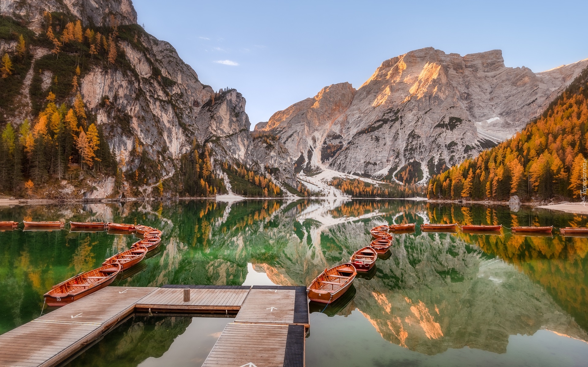 Włochy, Południowy Tyrol, Jezioro, Pragser Wildsee, Lago di Braies, Góry, Dolomity, Łódki, Drzewa, Jesień, Odbicie