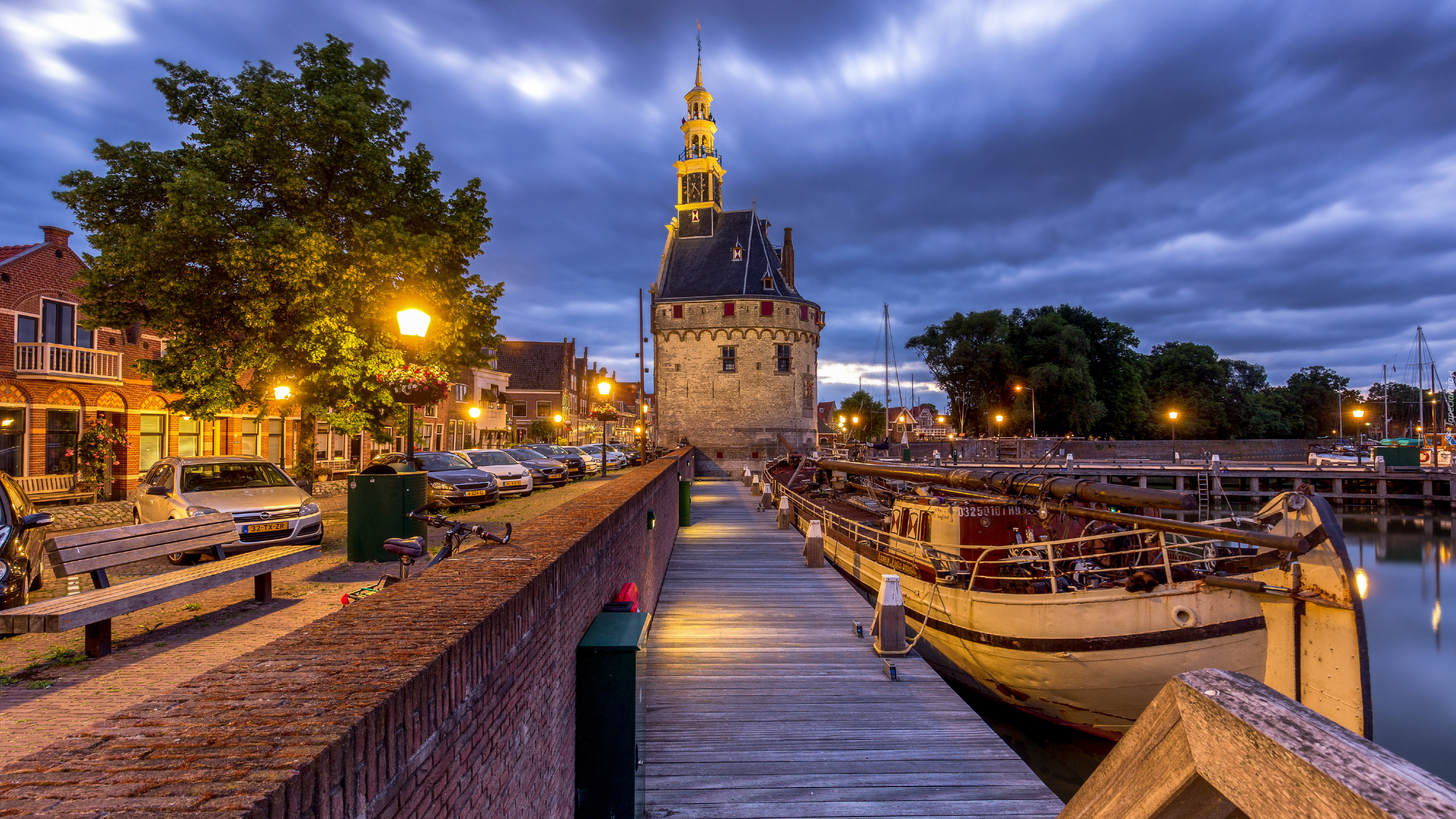 Holandia, Miasto Hoorn, Budowla, Restauracja De Hoofdtoren, Przystań, Nabrzeże, Łódki, Pomost