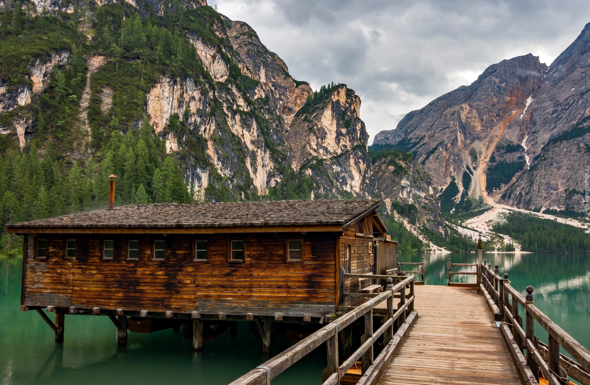 Włochy, Góry, Dolomity, Jezioro Pragser Wildsee, Pomost, Szopa