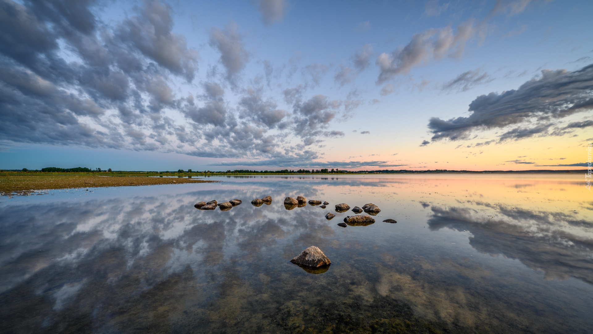 Szwecja, Jezioro Roxen, Kamienie, Niebo, Chmury