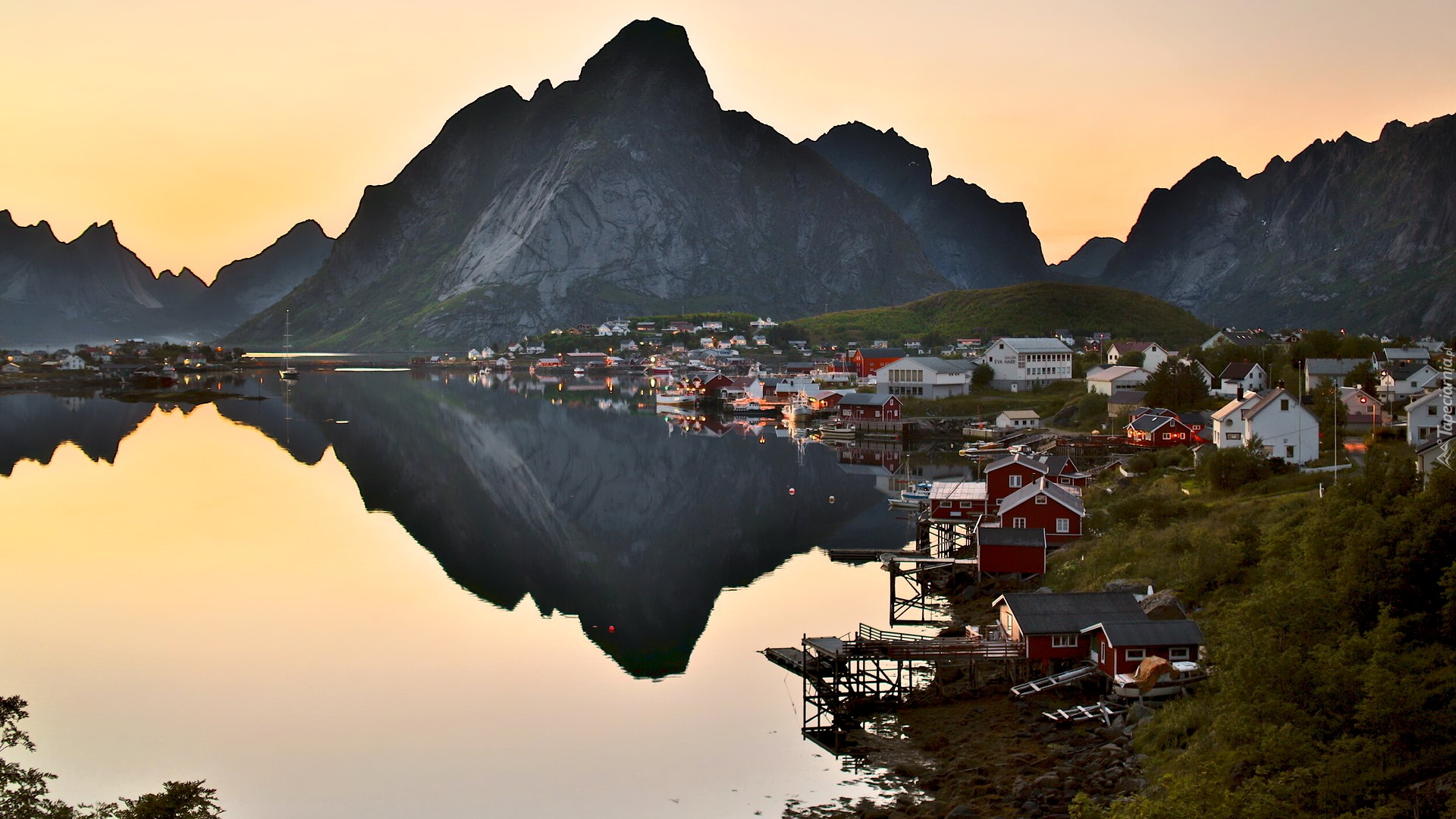 Norwegia, Lofoty, Góry, Morze Norweskie, Domy, Wioska Reine, Skały, Roślinność