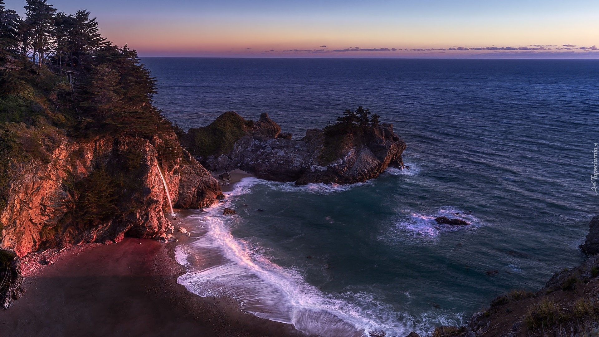 Stany Zjednoczone, Stan Kalifornia, Wybrzeże Big Sur, Park Stanowy Julia Pfeiffer Burns, Wodospad McWay Falls, Zatoka, McWay Cove, Plaża, Skały, Drzewa