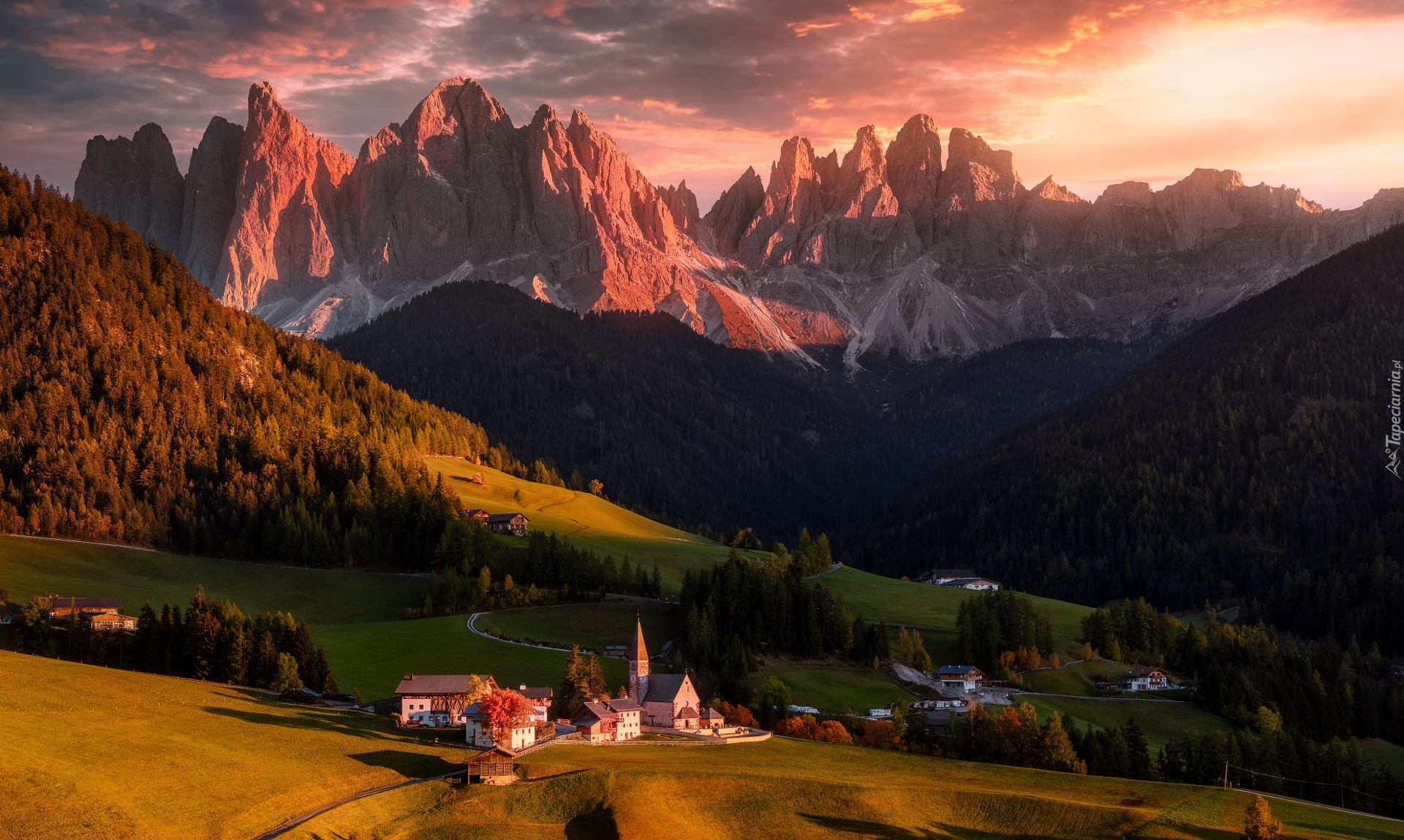 Góry, Dolomity, Las, Drzewa, Jesień, Domy, Kościół, Wieś, Santa Maddalena, Dolina Val di Funes, Włochy, Wschód słońca, Chmury