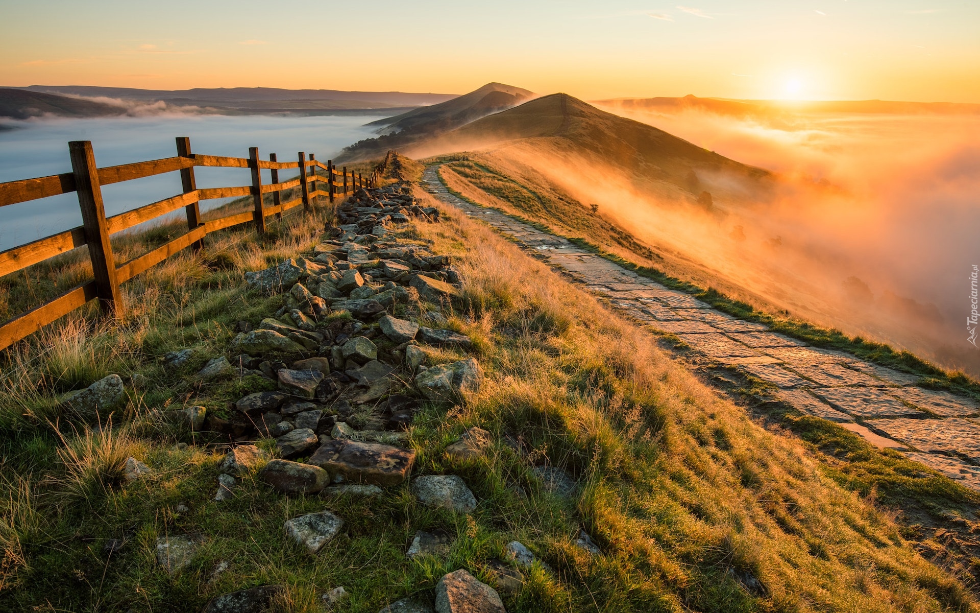 Anglia, Park Narodowy Peak District, Hrabstwo Derbyshire, Wzgórze Mam Tor, Droga, Płot, Wschód słońca, Mgła