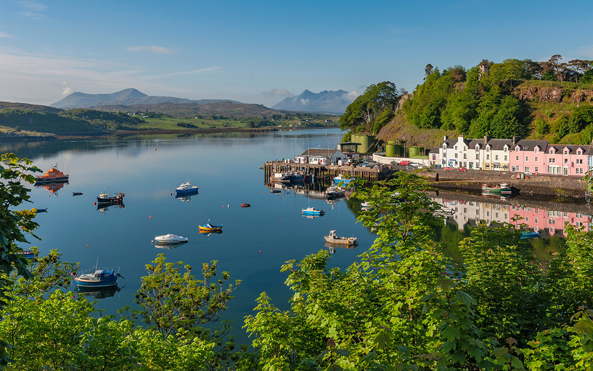 Szkocja, Wyspa Skye, Portree, Przystań, Domy, Jezioro, Zatoka, Żaglówki