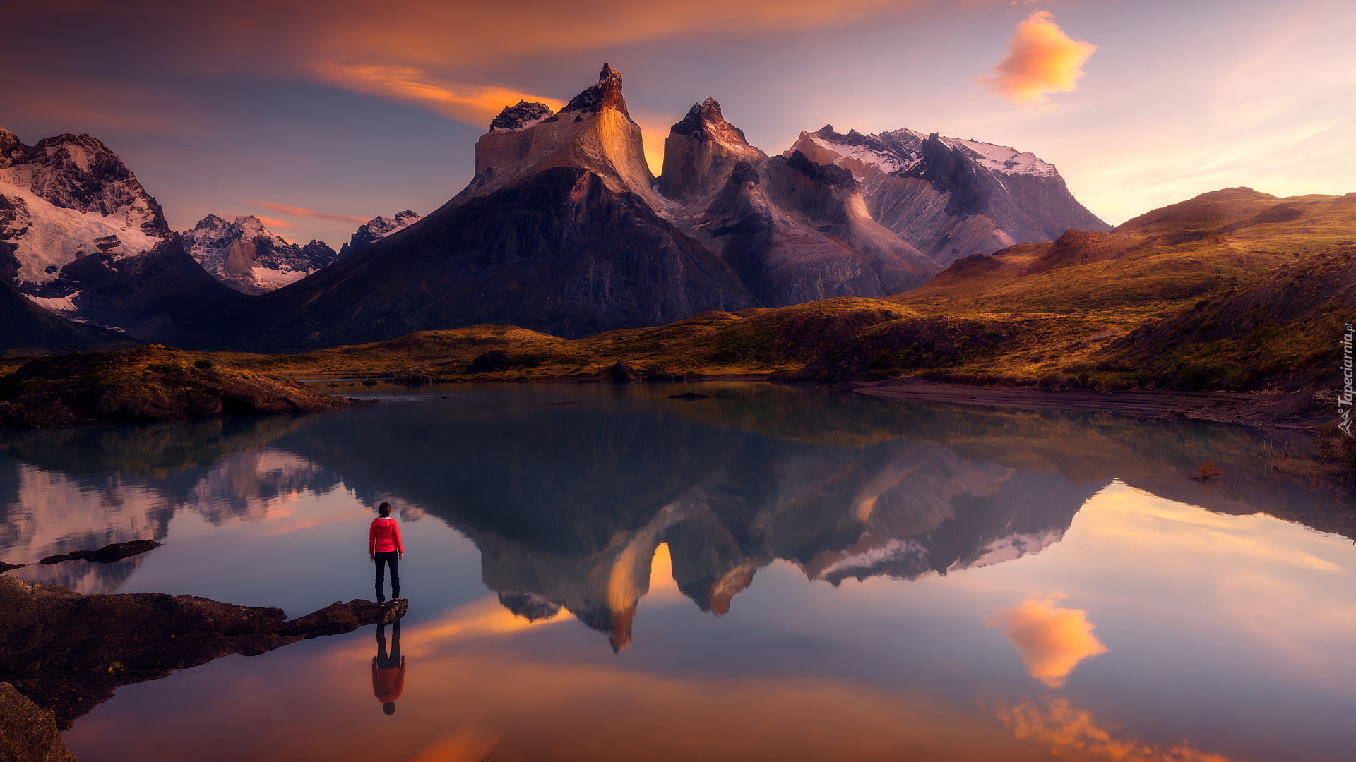 Park Narodowy Torres del Paine, Jezioro Pehoe, Góry, Cordillera del Paine, Masyw, Torres del Paine, Człowiek, Wschód słońca, Patagonia, Chile