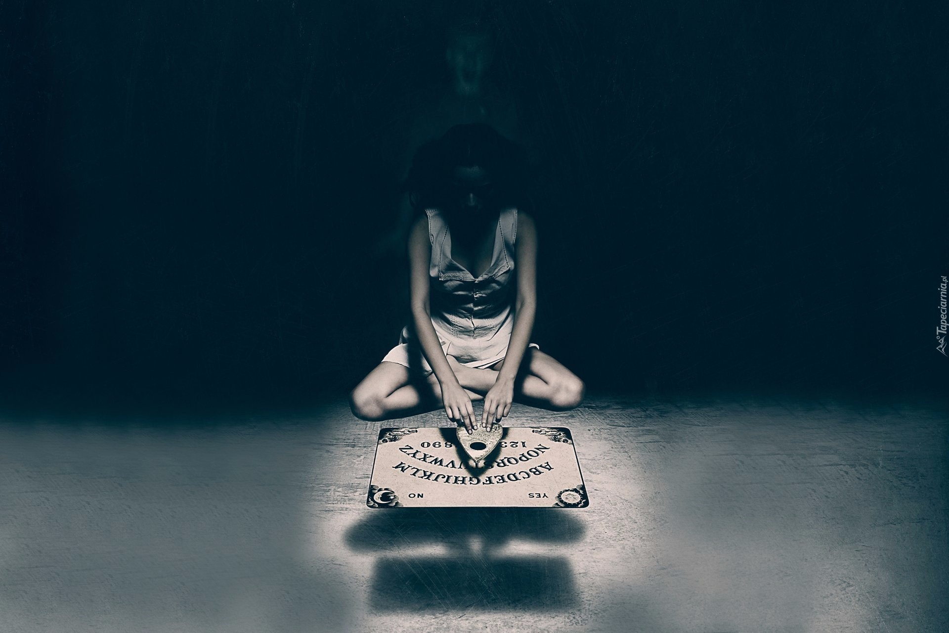 Kobieta, Duch, Diabelska plansza Ouija