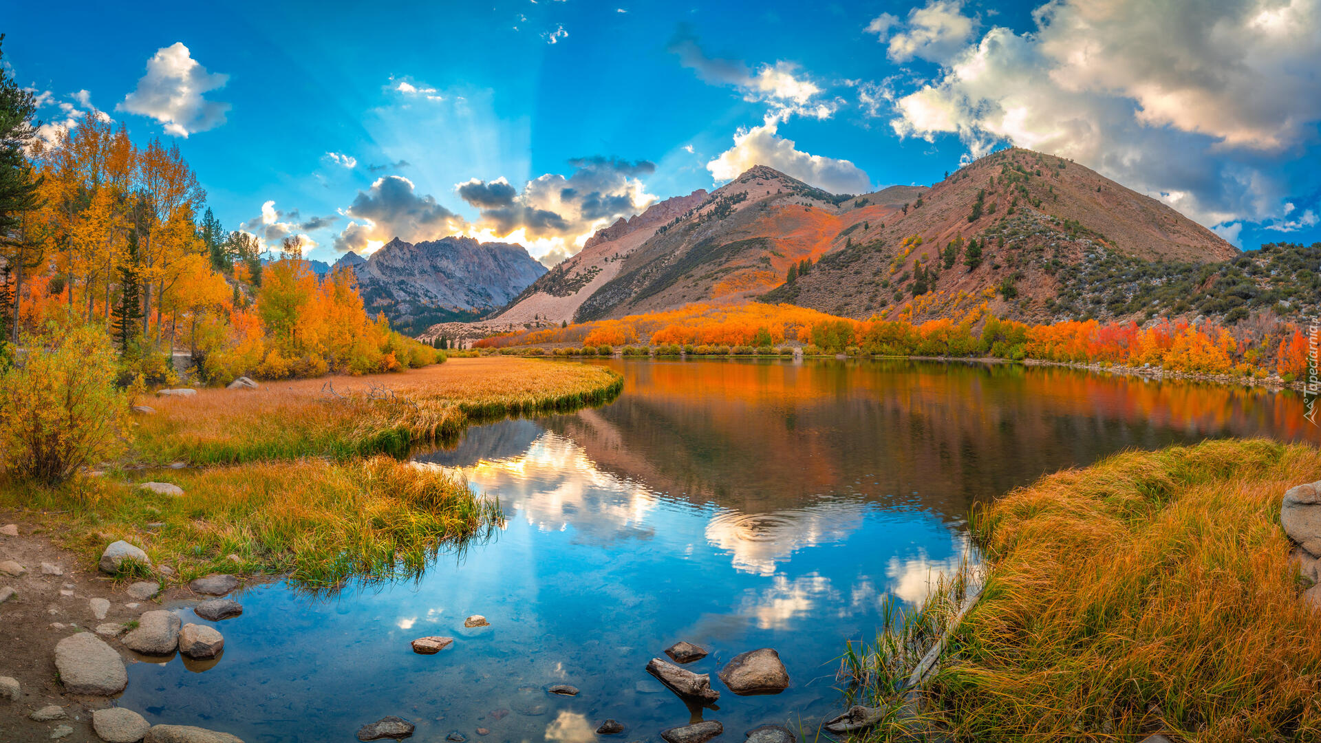 Jezioro North Lake, Góry Sierra Nevada, Trawy, Pożółkłe, Drzewa, Kamienie, Chmury, Odbicie, Jesień, Kalifornia, Stany Zjednoczone