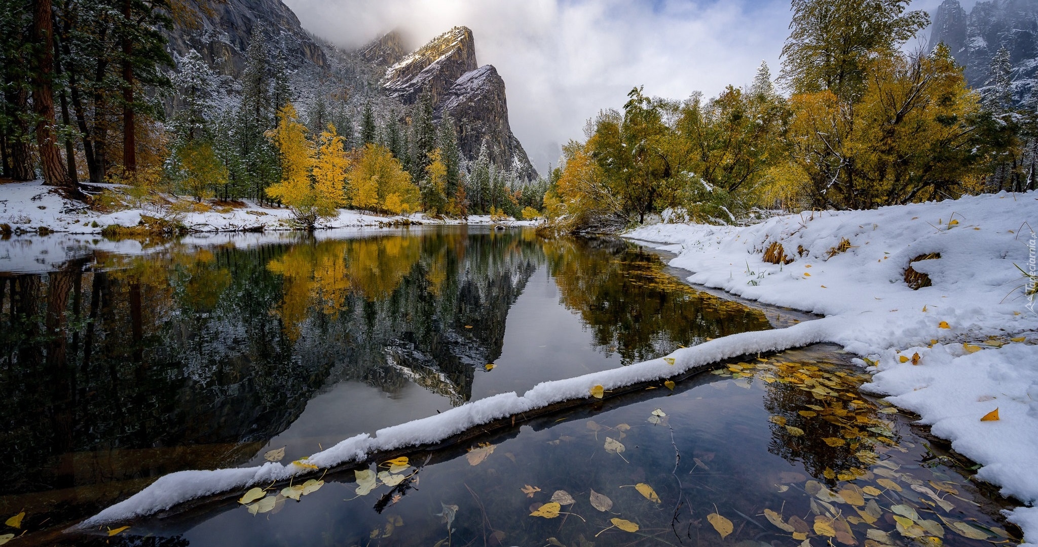 Góry, Rzeka, Merced River, Żółte, Drzewa, Śnieg, Park Narodowy Yosemite, Stan Kalifornia, Stany Zjednoczone