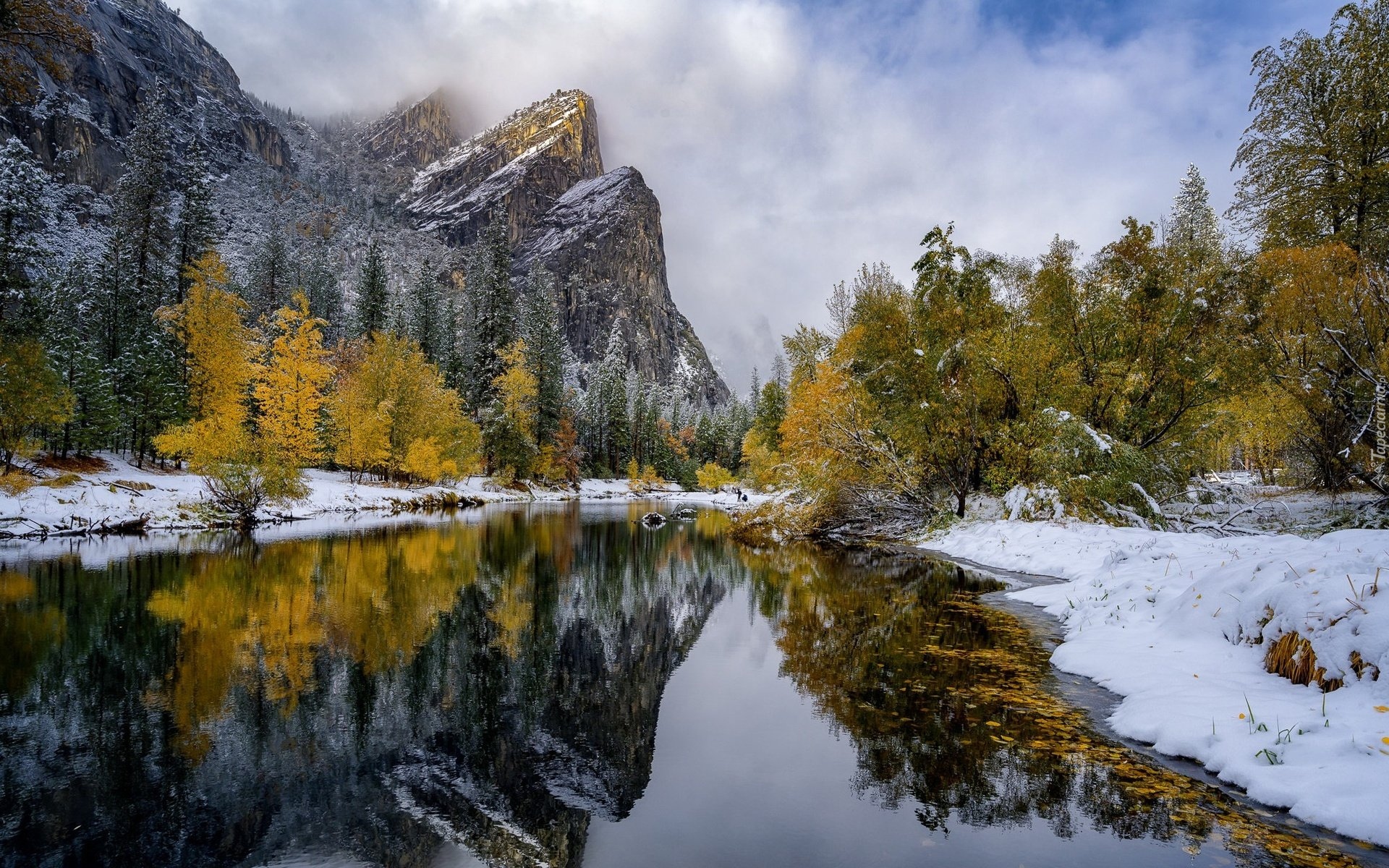 Góry, Drzewa, Rzeka, Merced River, Śnieg, Kamienie, Ciemne, Chmury, Odbicie, Park Narodowy Yosemite, Kalifornia, Stany Zjednoczone