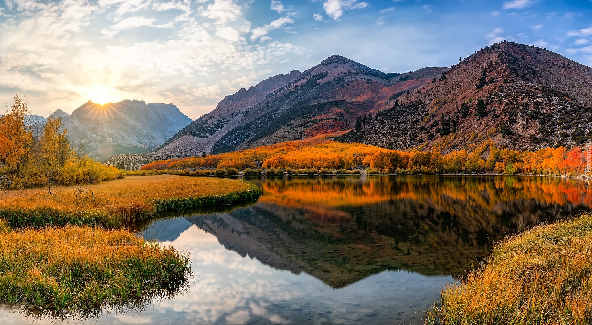 Jezioro, North Lake, Góry, Sierra Nevada, Trawy, Pożółkłe, Drzewa, Jesień, Obłoki, Promienie słońca, Kalifornia, Stany Zjednoczone